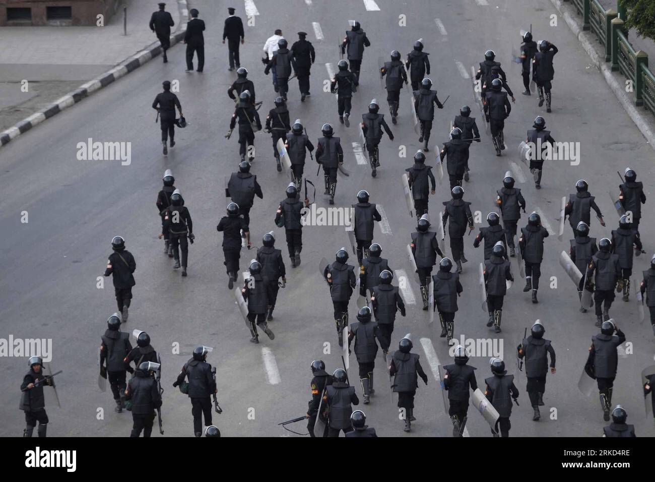 Bildnummer: 54861390  Datum: 29.01.2011  Copyright: imago/Xinhua CAIRO, Jan. 29, 2011 (Xinhua) -- Police try to control the situation during a protest on liberation square in Cairo, Egypt, Jan. 28, 2011. Mass protests against the government continued across Egypt on Friday. Internet service has been shut down in Cairo since midnight Friday as protestors are reportedly planning massive gatherings after prayers. Mobile phone communication was also disrupted on Friday morning. (Xinhua/Cai Yang)(xhn) EGYPT-CAIRO-PROTEST PUBLICATIONxNOTxINxCHN Gesellschaft Politik Unruhen Aufstand Ausschreitungen k Stock Photo