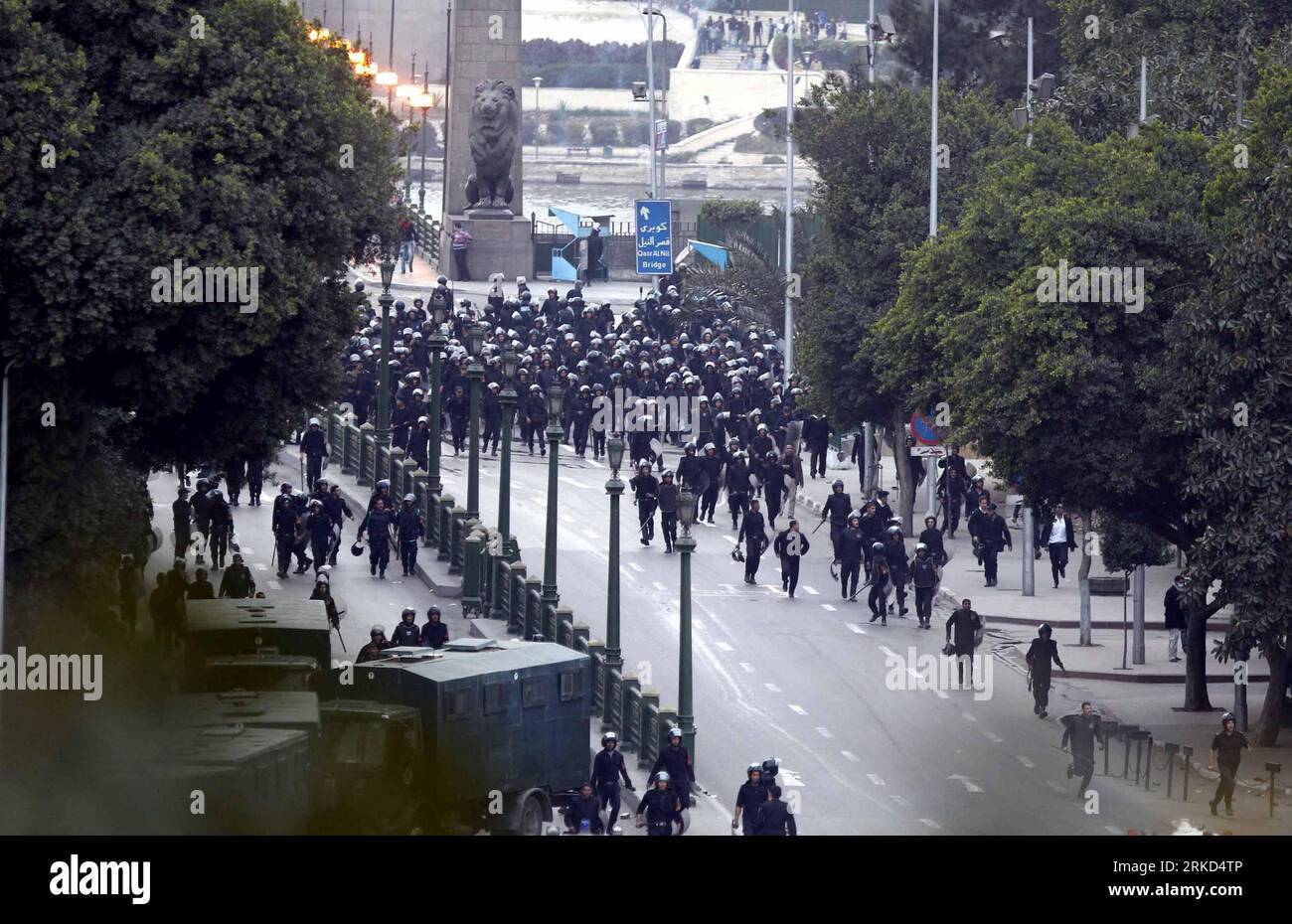 Bildnummer: 54861379  Datum: 29.01.2011  Copyright: imago/Xinhua CAIRO, Jan. 29, 2011 (Xinhua) -- Police try to control the situation during a protest on liberation square in Cairo, Egypt, Jan. 28, 2011. Mass protests against the government continued across Egypt on Friday. Internet service has been shut down in Cairo since midnight Friday as protestors are reportedly planning massive gatherings after prayers. Mobile phone communication was also disrupted on Friday morning. (Xinhua/Cai Yang)(xhn) EGYPT-CAIRO-PROTEST PUBLICATIONxNOTxINxCHN Gesellschaft Politik Unruhen Aufstand Ausschreitungen k Stock Photo