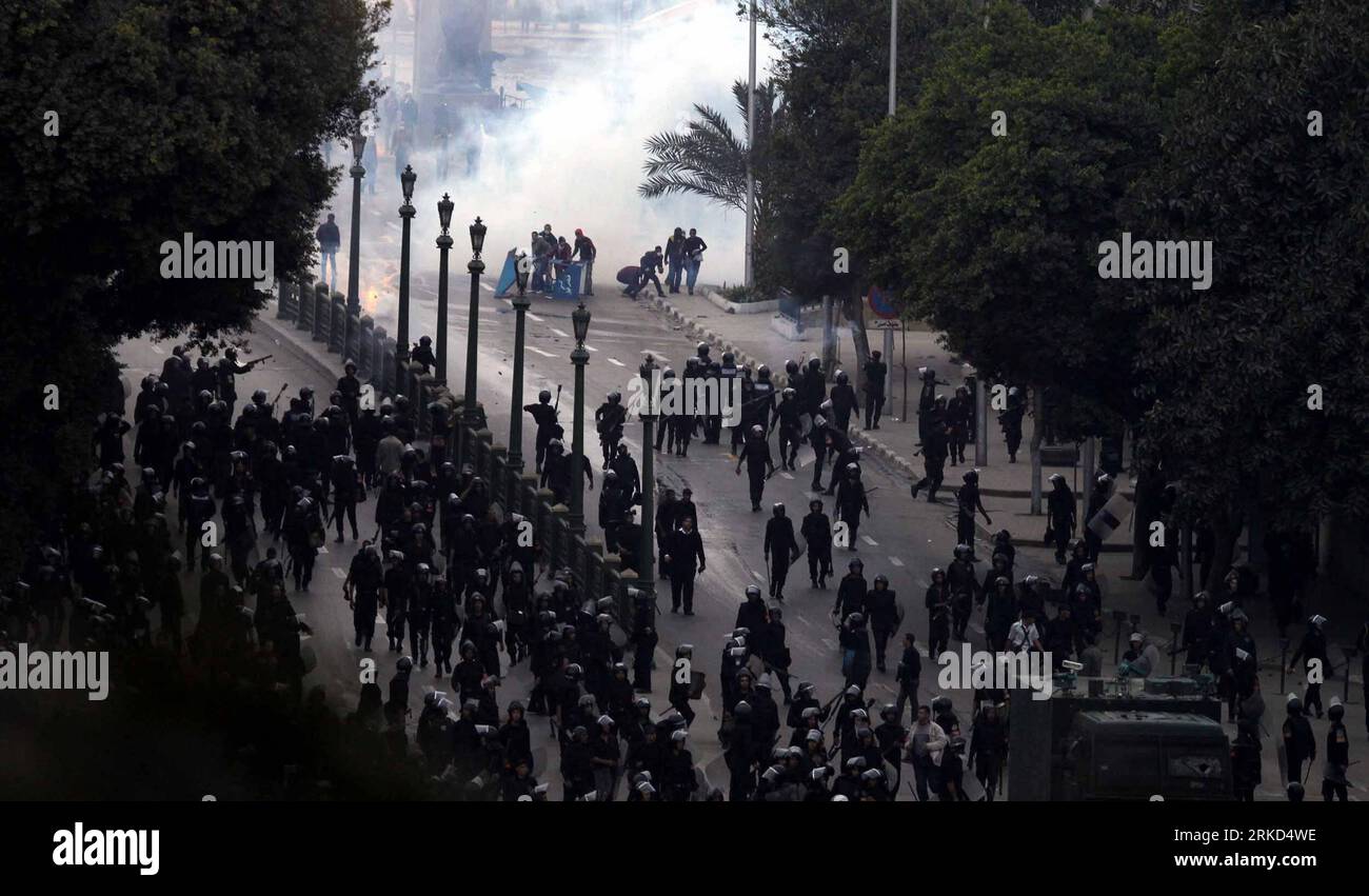 Bildnummer: 54861385  Datum: 29.01.2011  Copyright: imago/Xinhua CAIRO, Jan. 29, 2011 (Xinhua) -- Police try to control the situation during a protest on liberation square in Cairo, Egypt, Jan. 28, 2011. Mass protests against the government continued across Egypt on Friday. Internet service has been shut down in Cairo since midnight Friday as protestors are reportedly planning massive gatherings after prayers. Mobile phone communication was also disrupted on Friday morning. (Xinhua/Cai Yang)(xhn) EGYPT-CAIRO-PROTEST PUBLICATIONxNOTxINxCHN Gesellschaft Politik Unruhen Aufstand Ausschreitungen k Stock Photo
