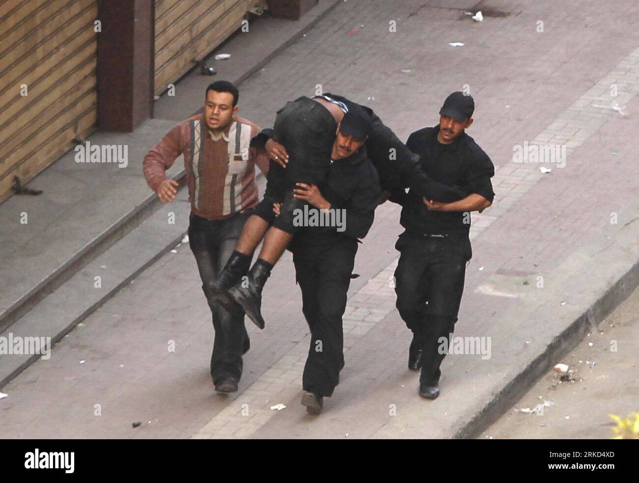 Bildnummer: 54862599  Datum: 28.01.2011  Copyright: imago/Xinhua (110129) -- CAIRO, Jan. 29, 2011 (Xinhua) -- The police evacuate the wounded during a protest on liberation square in Cairo, Egypt, Jan. 28, 2011. Internet service has been shut down in Cairo since midnight Friday as protestors are reportedly planning massive gatherings after prayers. Mobile phone communication was also disrupted on Friday morning. (Xinhua/Cai Yang)(xhn) EGYPT-CAIRO-PROTEST PUBLICATIONxNOTxINxCHN Gesellschaft Politik Ägypten Unruhen Aufstand Proteste Ausschreitungen premiumd kbdig xng 2011 quer o0 Verletzte Bergu Stock Photo