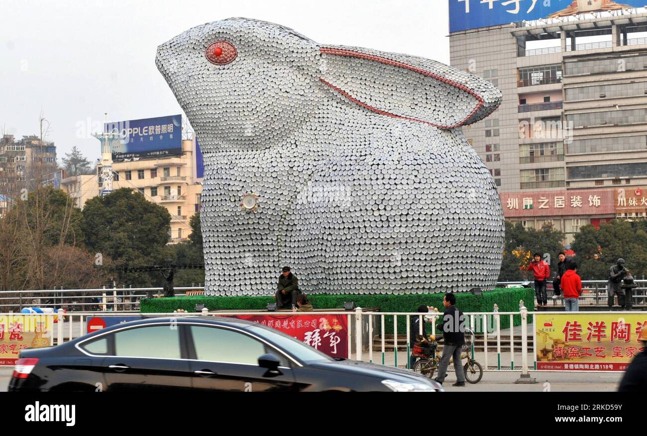 Bildnummer: 54863864  Datum: 29.01.2011  Copyright: imago/Xinhua (110129) -- JINGDEZHEN, Jan. 29, 2011 (Xinhua) -- Photo taken on Jan. 29, 2011 shows a giant rabbit sculpture made of 30,000 porcelain plates, on the People s Square in Jingdezhen City, east China s Jiangxi Province. The porcelain sculpture of rabbit is built to greet the Year of Rabbit in Chinese lunar calendar. (Xinhua/Zhang Wu) (zgp) CHINA-JIANGXI-JINGDEZHEN-PORCELAIN RABBIT (CN) PUBLICATIONxNOTxINxCHN Gesellschaft Tradition Frühlingsfest Chinesisches Neujahr Jahr des Hasen kbdig xdp 2011 quer o0 Riesenhase Objekte kurios    B Stock Photo