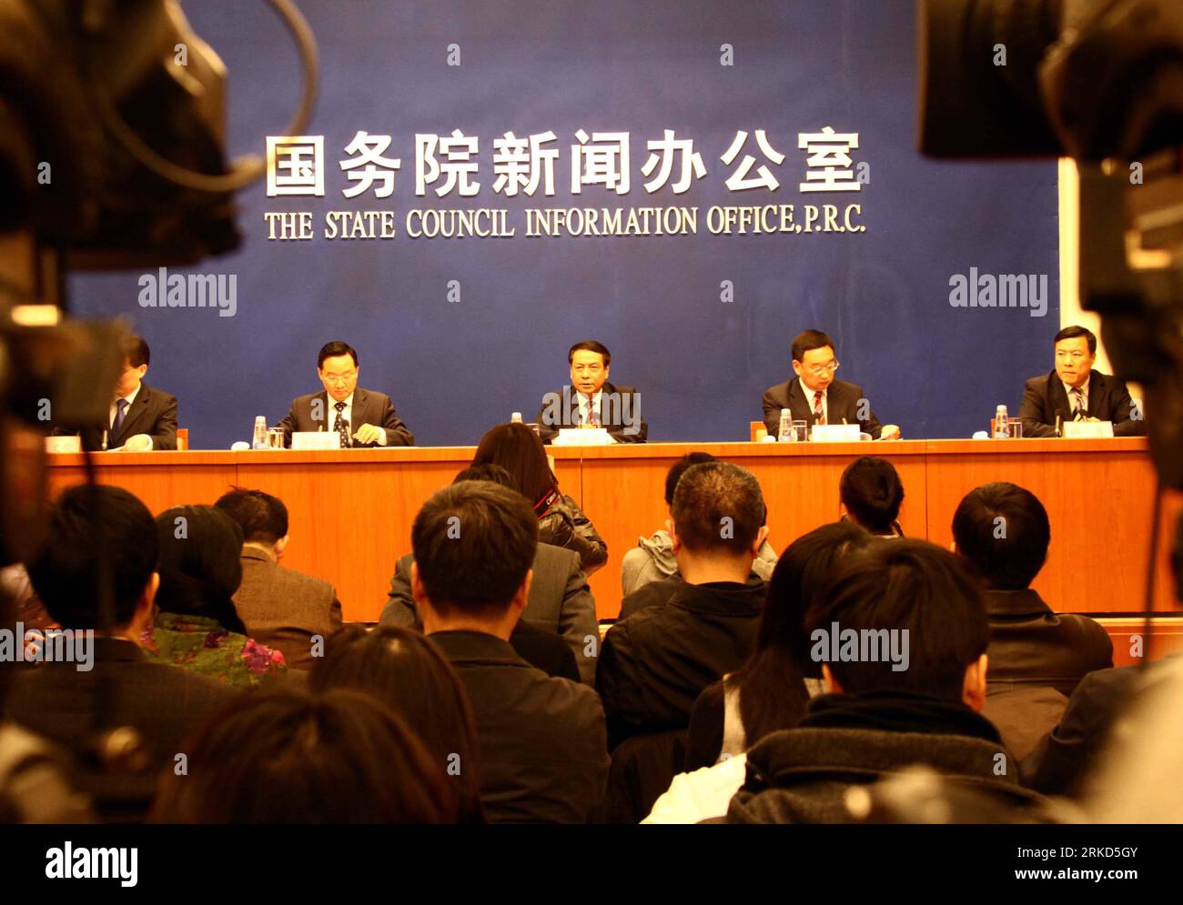 Bildnummer: 54864833  Datum: 30.01.2011  Copyright: imago/Xinhua (110130) -- BEIJING, Jan. 30, 2011 (Xinhua) -- Photo taken on Jan. 30, 2011 shows the press conference held by State Council Information Office in Beijing, capital of China. China would carry out strict water resource management measures to grapple with water shortages, Minister of Water Resources Chen Lei said Sunday after the central authorities Saturday issued its first document of the year. (Xinhua/Gao Xueyu) (cxy) CHINA-BEIJING-WATER PROTECTION-PRESS CONFERENCE (CN) PUBLICATIONxNOTxINxCHN People Politik kbdig xdp 2011 quer o Stock Photo