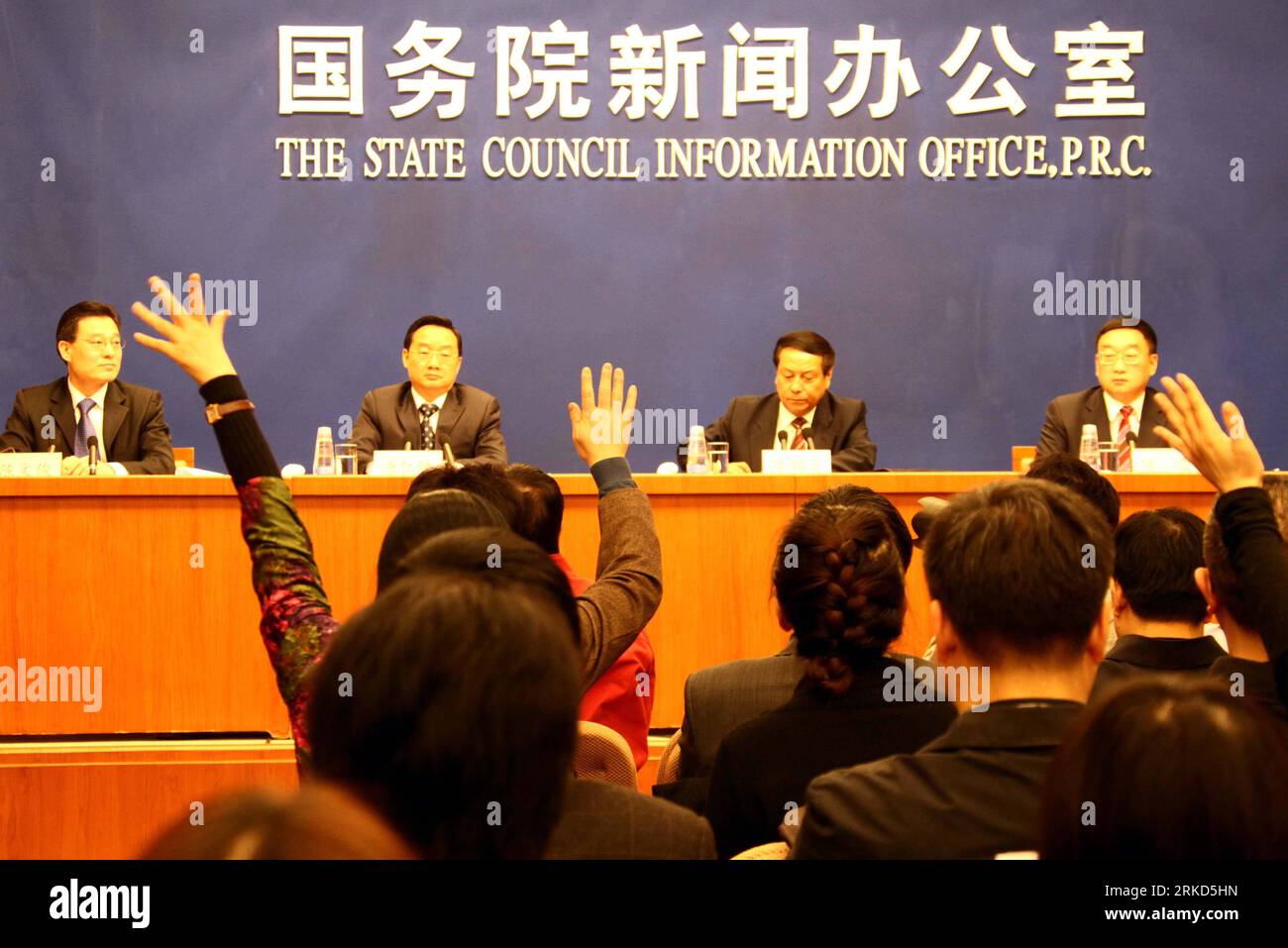 Bildnummer: 54864831  Datum: 30.01.2011  Copyright: imago/Xinhua (110130) -- BEIJING, Jan. 30, 2011 (Xinhua) -- Journalists raise questions at the press conference held by State Council Information Office in Beijing, capital of China, Jan. 30, 2011. China would carry out strict water resource management measures to grapple with water shortages, Minister of Water Resources Chen Lei said Sunday after the central authorities Saturday issued its first document of the year. (Xinhua/Gao Xueyu) (cxy) CHINA-BEIJING-WATER PROTECTION-PRESS CONFERENCE (CN) PUBLICATIONxNOTxINxCHN People Politik kbdig xdp Stock Photo