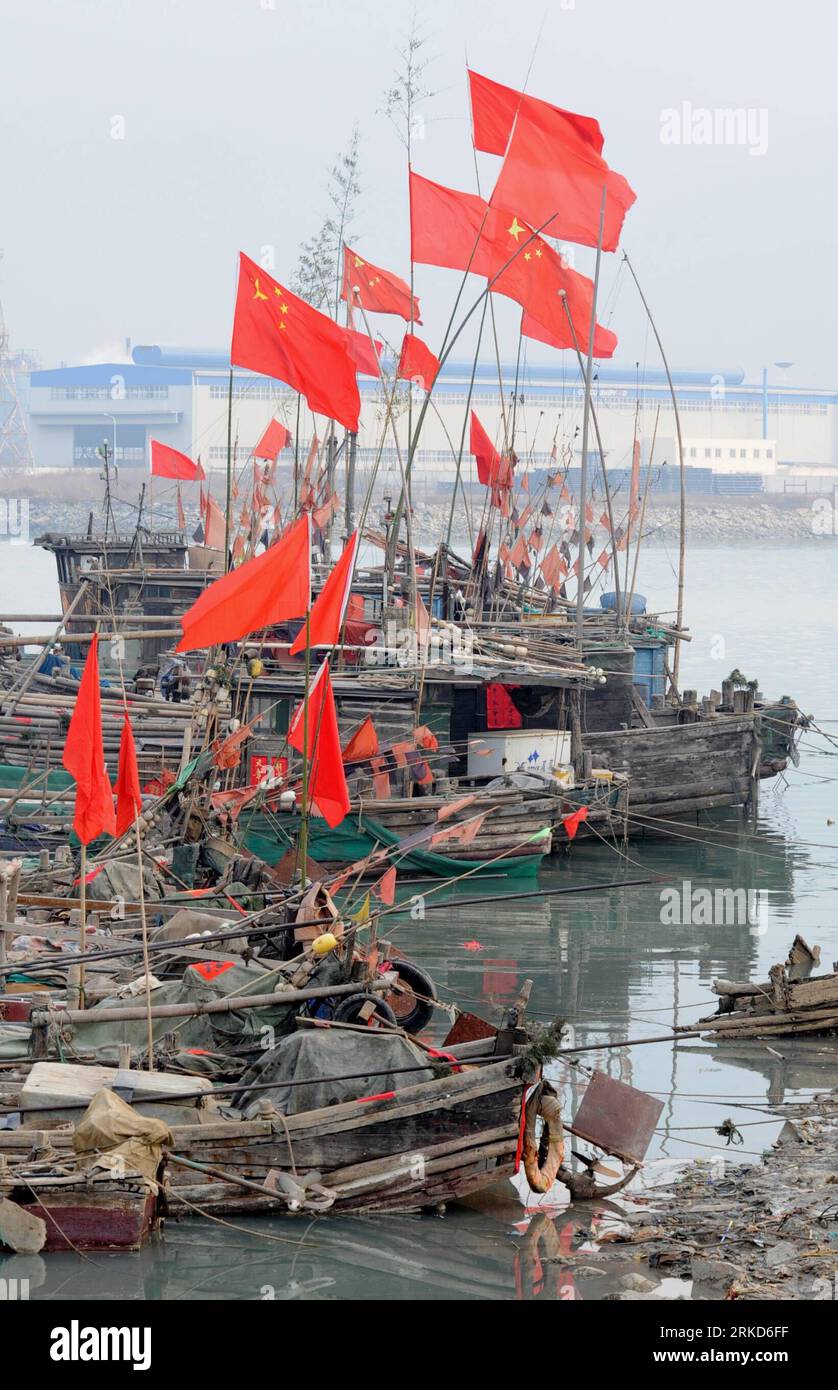 Bildnummer: 54871839  Datum: 01.02.2011  Copyright: imago/Xinhua LIANYUNGANG, Feb. 1, 2011 (Xinhua) -- Chinese national flags and red flags are seen hanging on boats in Lianyungang City, east China s Jiangsu Province, Feb. 1, 2011. Local fishermen hang up Chinese national flags and red flags to celebrate the upcoming Chinese Lunar New Year which falls on Feb. 3 this yea(R, Xinhua/Geng Yuhe) (bxf)  CHINA-JIANGSU-LIANYUNGANG-NATIONAL FLAG (CN) PUBLICATIONxNOTxINxCHN Gesellschaft traditionelle Feste Frühlingsfestival chinesisches Neujahr Neujahrsfest Beflaggung kbdig xub 2011 hoch o0 Nationalflag Stock Photo