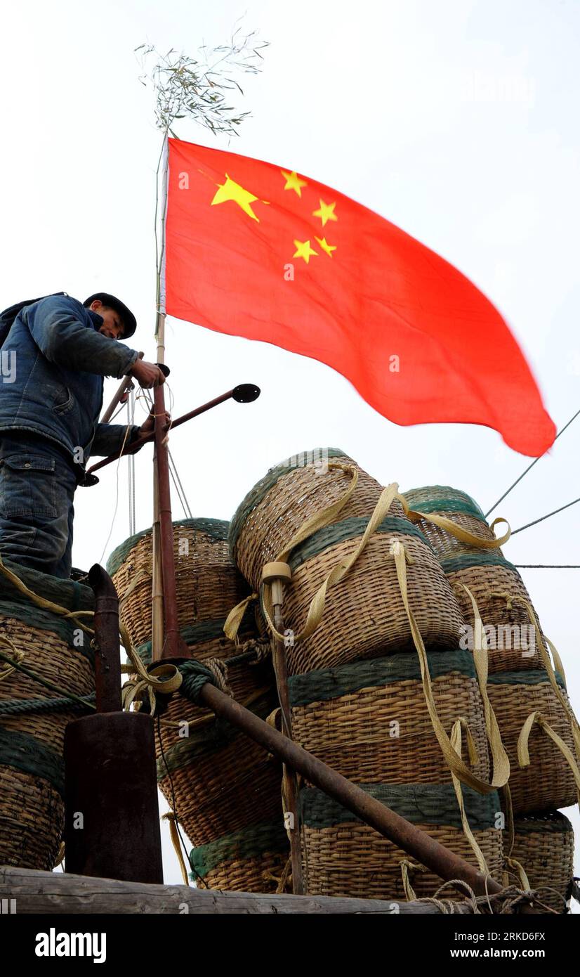 Bildnummer: 54871840  Datum: 01.02.2011  Copyright: imago/Xinhua LIANYUNGANG, Feb. 1, 2011 (Xinhua) -- A fisherman hangs up a Chinese national flag for the upcoming Chinese Lunar New Year in Lianyungang City, east China s Jiangsu Province, Feb. 1, 2011. (Xinhua/Geng Yuhe) (bxf)  CHINA-JIANGSU-LIANYUNGANG-NATIONAL FLAG (CN) PUBLICATIONxNOTxINxCHN Gesellschaft traditionelle Feste Frühlingsfestival chinesisches Neujahr Neujahrsfest Beflaggung kbdig xub 2011 hoch o0 Nationalflagge    Bildnummer 54871840 Date 01 02 2011 Copyright Imago XINHUA Lianyungang Feb 1 2011 XINHUA a Fisherman Hangs up a Chi Stock Photo
