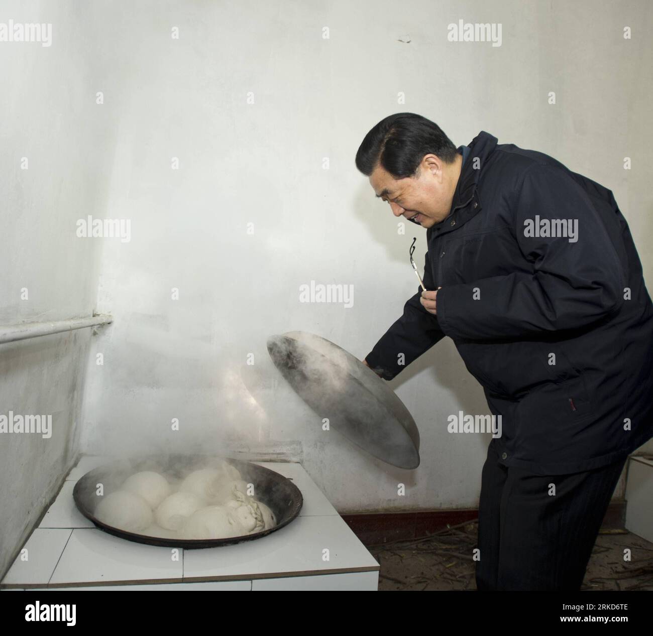 Bildnummer: 54874504  Datum: 02.02.2011  Copyright: imago/Xinhua (110202) -- BAODING, Feb. 2, 2011 (Xinhua) -- Chinese President Hu Jintao feels pleasant while looking at the steam bread prepared for festival meals in the home of Yan Deshu, an aged member of Communist Party of China, in Shijiatong Village, Xishanbei Township of Baoding City, north China s Hebei Province, Feb. 2, 2011. Hu made a tour in Baoding from Feb. 1 to 2 to welcome the Spring Festival, or China s Lunar New Year, with local officials and residents. (Xinhua/Li Xueren) (hdt) CHINA-HEBEI-HU JINTAO-VISIT (CN) PUBLICATIONxNOTx Stock Photo