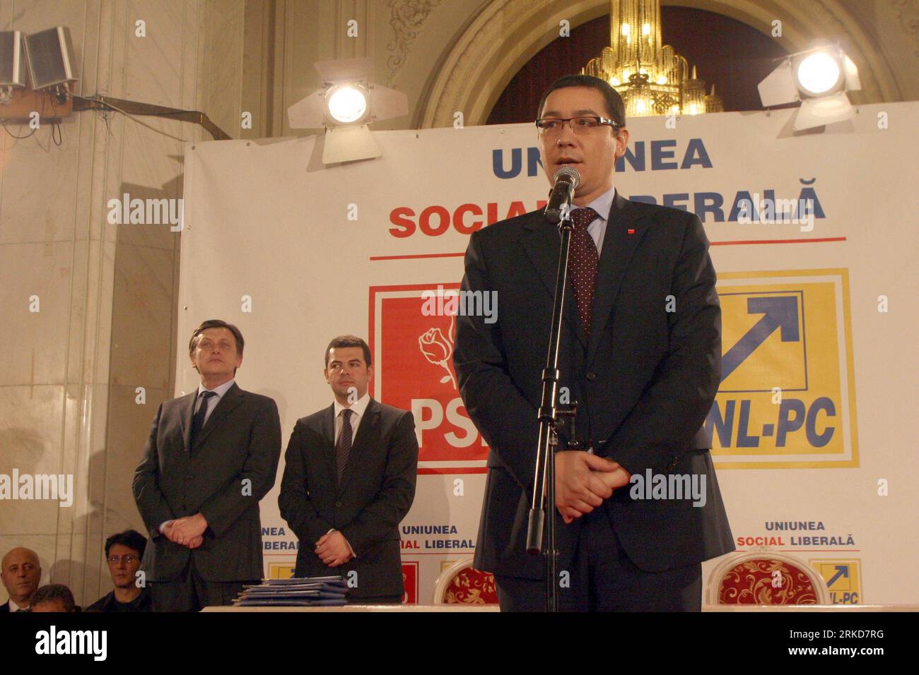 Bildnummer: 54882929  Datum: 05.02.2011  Copyright: imago/Xinhua (110206) -- BUCHAREST, Feb. 6, 2011 (Xinhua) -- President of Social Democrat Party Victor Ponta (R) speaks as President of Conservative Party Daniel Constantinescu (C) and President of National Liberal Party Crin Antonescu stand behind him after signing the document of a new political alliance at Parliament Palace, in Bucharest, capital of Romania, Feb. 5, 2011. (Xinhua/Gabriel Petrescu) (ypf) ROMANIA-POLITICS-ALLIANCE PUBLICATIONxNOTxINxCHN People Politik kbdig xmk xo0x 2011 quer     Bildnummer 54882929 Date 05 02 2011 Copyright Stock Photo