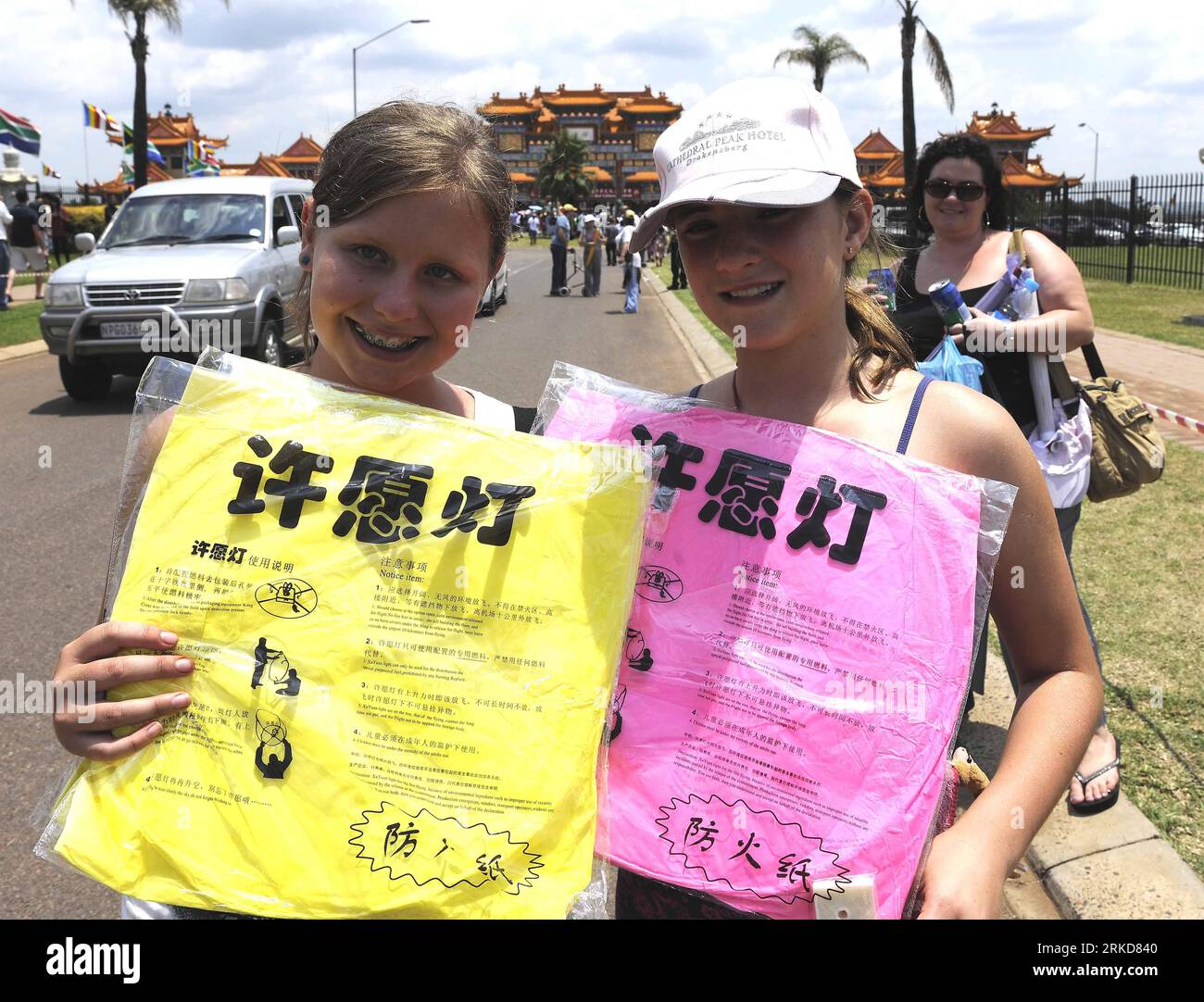 Bildnummer: 54884173  Datum: 06.02.2011  Copyright: imago/Xinhua (110206) -- PRETORIA, Feb. 6, 2011 (Xinhua) -- Two South African girls show their well-wish lantern packed in the plastic bags at the Chinese New Year Culture Festival held by the Nan Hua Temple in Bronkhorstspruit, South Africa, Feb. 6, 2011. The Chinese New Year Culture Festival held on Sunday has attracted more than 15,000 overseas Chinese and local civilians to enjoy the Chinese culture including watching lion and dragon dances, receiving bonus, tasting Chinese tea and food. (Xinhua/Li Qihua) SOUTH AFRICA-CHINESE NEW YEAR CUL Stock Photo