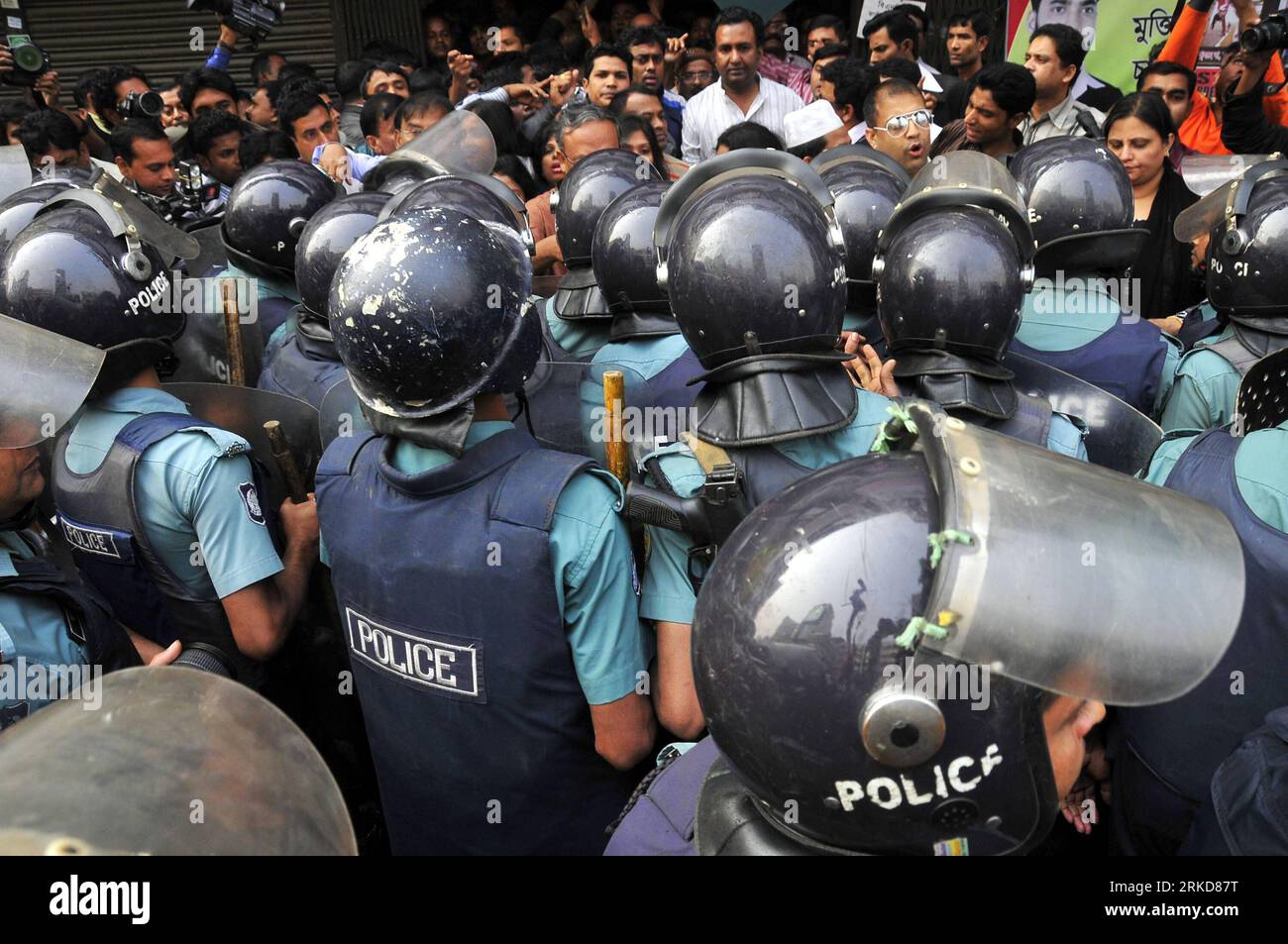 Bildnummer: 54885648  Datum: 07.02.2011  Copyright: imago/Xinhua (110207) -- DHAKA, Feb. 7, 2011 (Xinhua) -- Police and protesters gather in front of the main opposition BNP party office in Dhaka, capital of Bangladesh on Feb. 7, 2011. Nationwide dawn-to-dusk general strike called by Bangladesh s main opposition party got underway Monday morning amid scattered incidents of clashes between the strikers and the law enforcers in the capital Dhaka and elsewhere. (Xinhua/SharifulIslam) (cl) BANGLADESH-STRIKE PUBLICATIONxNOTxINxCHN Gesellschaft Protest Demo Streik Unruhe Ausschreitungen kbdig xdp pr Stock Photo