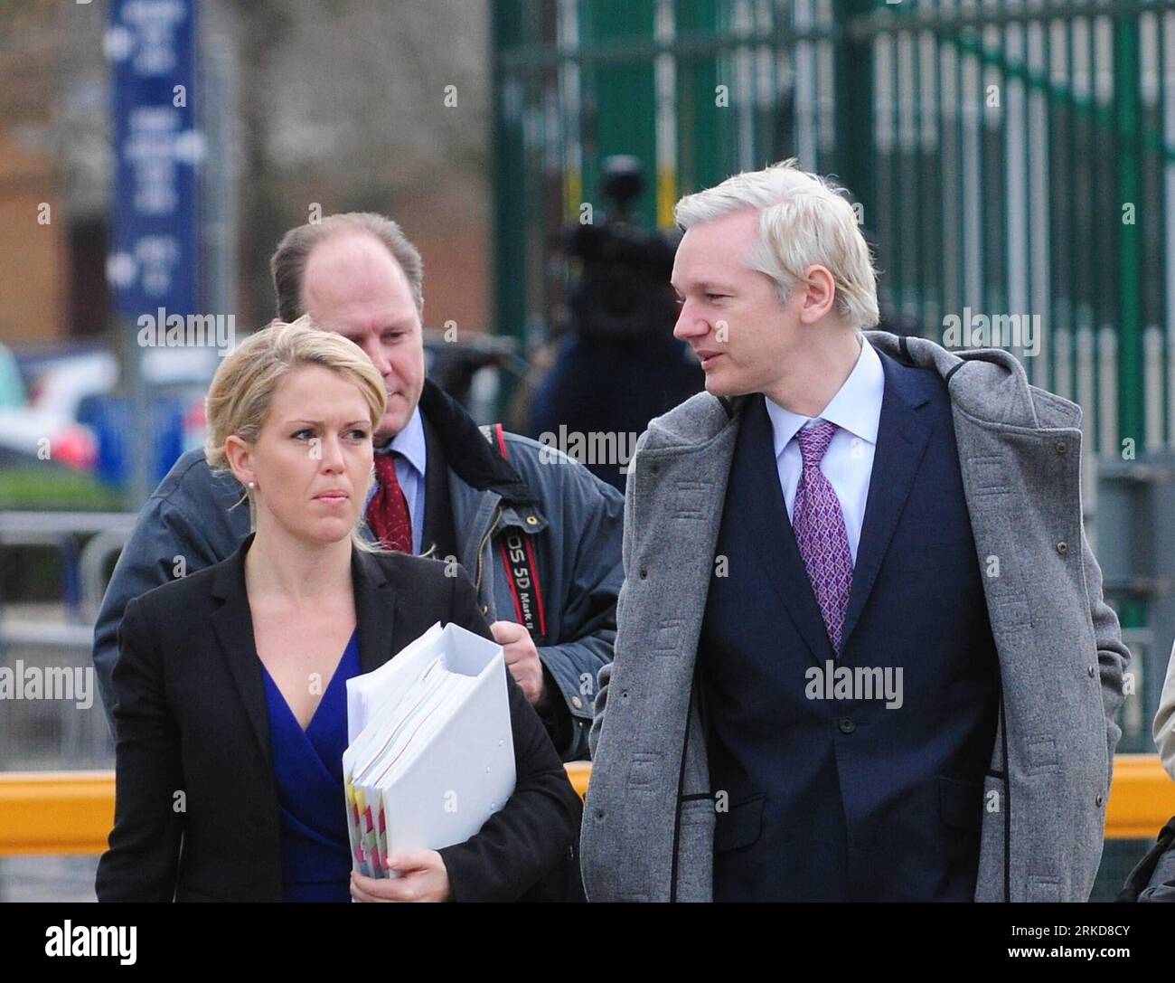 Bildnummer: 54885763  Datum: 07.02.2011  Copyright: imago/Xinhua (110207) -- LONDON, Feb. 7, 2011 (Xinhua) -- Wikileaks founder Julian Assange (R) and his lawyer Jennifer Robinson arrive at Belmarsh Magistrates Court in London to attend a two-day final hearing examining his extradition to Sweden, Feb. 7, 2011. (Xinhua/Zeng Yi) (djj) BRITAIN-WIKILEAKS-ASSANGE-HEARING PUBLICATIONxNOTxINxCHN People Politik kbdig xdp 2011 quer Highlight premiumd     Bildnummer 54885763 Date 07 02 2011 Copyright Imago XINHUA  London Feb 7 2011 XINHUA wikileaks Founder Julian Assange r and His lawyer Jennifer Robins Stock Photo