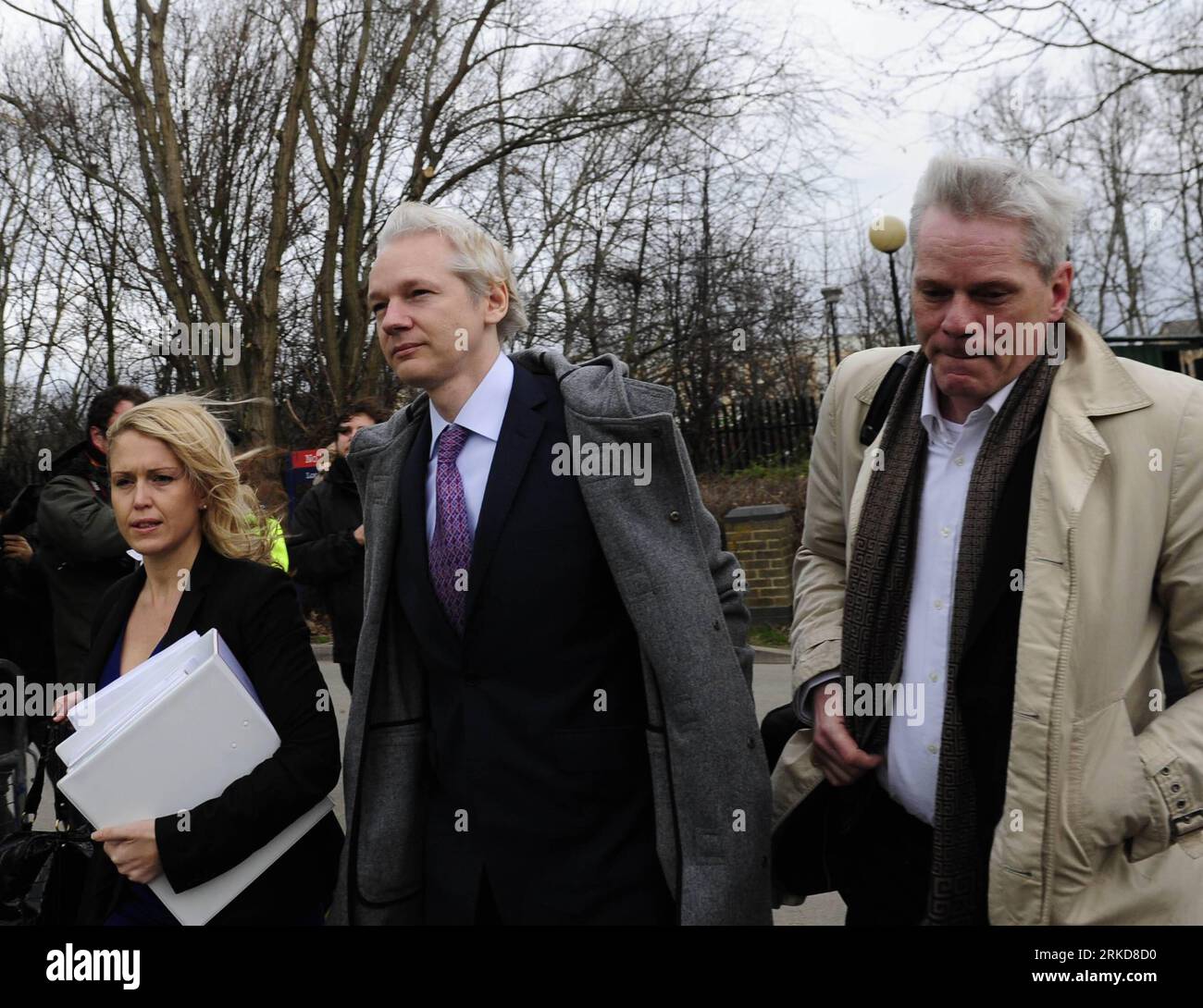 Bildnummer: 54885774  Datum: 07.02.2011  Copyright: imago/Xinhua (110207) -- LONDON, Feb. 7, 2011 (Xinhua) -- Wikileaks founder Julian Assange (C) arrives at Belmarsh Magistrates Court in London to attend a two-day final hearing examining his extradition to Sweden, Feb. 7, 2011. (Xinhua/Zeng Yi) (djj) BRITAIN-WIKILEAKS-ASSANGE-HEARING PUBLICATIONxNOTxINxCHN People Politik kbdig xdp 2011 quer premiumd     Bildnummer 54885774 Date 07 02 2011 Copyright Imago XINHUA  London Feb 7 2011 XINHUA wikileaks Founder Julian Assange C arrives AT Belmarsh Magistrates Court in London to attend a Two Day Fina Stock Photo