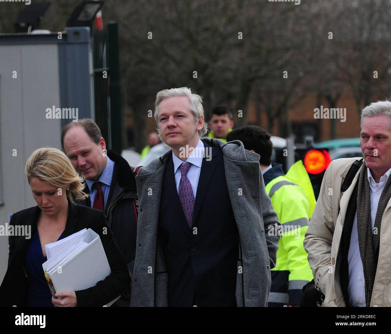 Bildnummer: 54885764  Datum: 07.02.2011  Copyright: imago/Xinhua (110207) -- LONDON, Feb. 7, 2011 (Xinhua) -- Wikileaks founder Julian Assange (C) arrives at Belmarsh Magistrates Court in London to attend a two-day final hearing examining his extradition to Sweden, Feb. 7, 2011. (Xinhua/Zeng Yi) (djj) BRITAIN-WIKILEAKS-ASSANGE-HEARING PUBLICATIONxNOTxINxCHN People Politik kbdig xdp 2011 quer Highlight premiumd     Bildnummer 54885764 Date 07 02 2011 Copyright Imago XINHUA  London Feb 7 2011 XINHUA wikileaks Founder Julian Assange C arrives AT Belmarsh Magistrates Court in London to attend a Tw Stock Photo