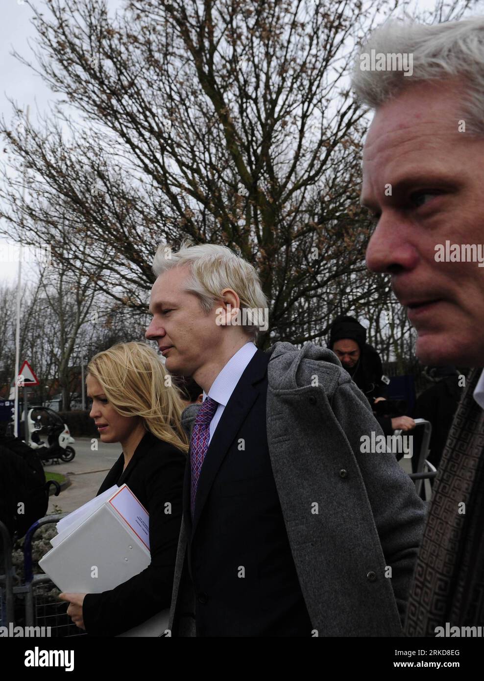 Bildnummer: 54885775  Datum: 07.02.2011  Copyright: imago/Xinhua (110207) -- LONDON, Feb. 7, 2011 (Xinhua) -- Wikileaks founder Julian Assange (C) arrives at Belmarsh Magistrates Court in London to attend a two-day final hearing examining his extradition to Sweden, Feb. 7, 2011. (Xinhua/Zeng Yi) (djj) BRITAIN-WIKILEAKS-ASSANGE-HEARING PUBLICATIONxNOTxINxCHN People Politik kbdig xdp 2011 hoch premiumd     Bildnummer 54885775 Date 07 02 2011 Copyright Imago XINHUA  London Feb 7 2011 XINHUA wikileaks Founder Julian Assange C arrives AT Belmarsh Magistrates Court in London to attend a Two Day Fina Stock Photo
