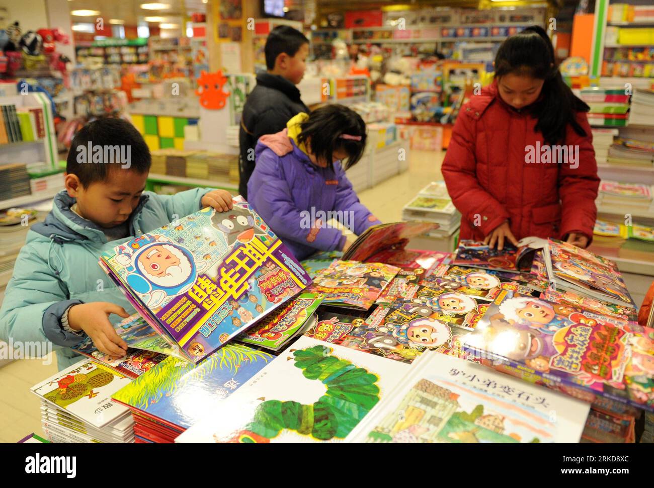 Bildnummer: 54888516  Datum: 08.02.2011  Copyright: imago/Xinhua NANJING, Feb. 8, 2011 (Xinhua) -- Children browse through books at a bookstore in Nanjing, capital of east China s Jiangsu Province, Feb. 8, 2011. Instead of watching TV or going out to temple fairs, more and more Chinese pre-school children and students prefer to spend their Spring Festival holidays in bookstores, public libraries and museums. (Xinhua/Yang Lei) (ljh) CHINA-NANJING-SPRING FESTIVAL-BOOKSTORE (CN) PUBLICATIONxNOTxINxCHN Gesellschaft kbdig xub 2011 quer o0 Buchhandlung Einzelhandel    Bildnummer 54888516 Date 08 02 Stock Photo