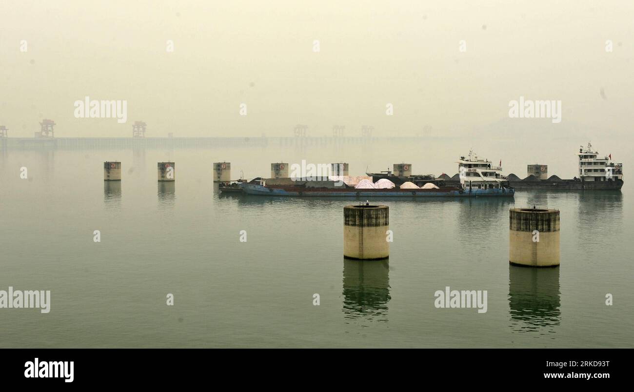 Bildnummer: 54888624  Datum: 08.02.2011  Copyright: imago/Xinhua YICHANG, Feb. 8, 2011 (Xinhua) -- Freight vessels sail in the approach channel of the ship lock of the Three Gorges Dam in Yichang, central China s Hubei Province, Feb. 8, 2011. The water level at the Three Gorges Reservior dropped to 170 meters on Tuesday after having discharge five billion cubic meters of water since the end of 2010 to alleviate droughts in the middle and low reaches of the Yangtze River. (Xinhua/Zheng Jiayu) (ljh) CHINA-HUBEI-THREE GORGES RESERVOIR-WATER LEVEL (CN) PUBLICATIONxNOTxINxCHN Wirtschaft Dreischluch Stock Photo