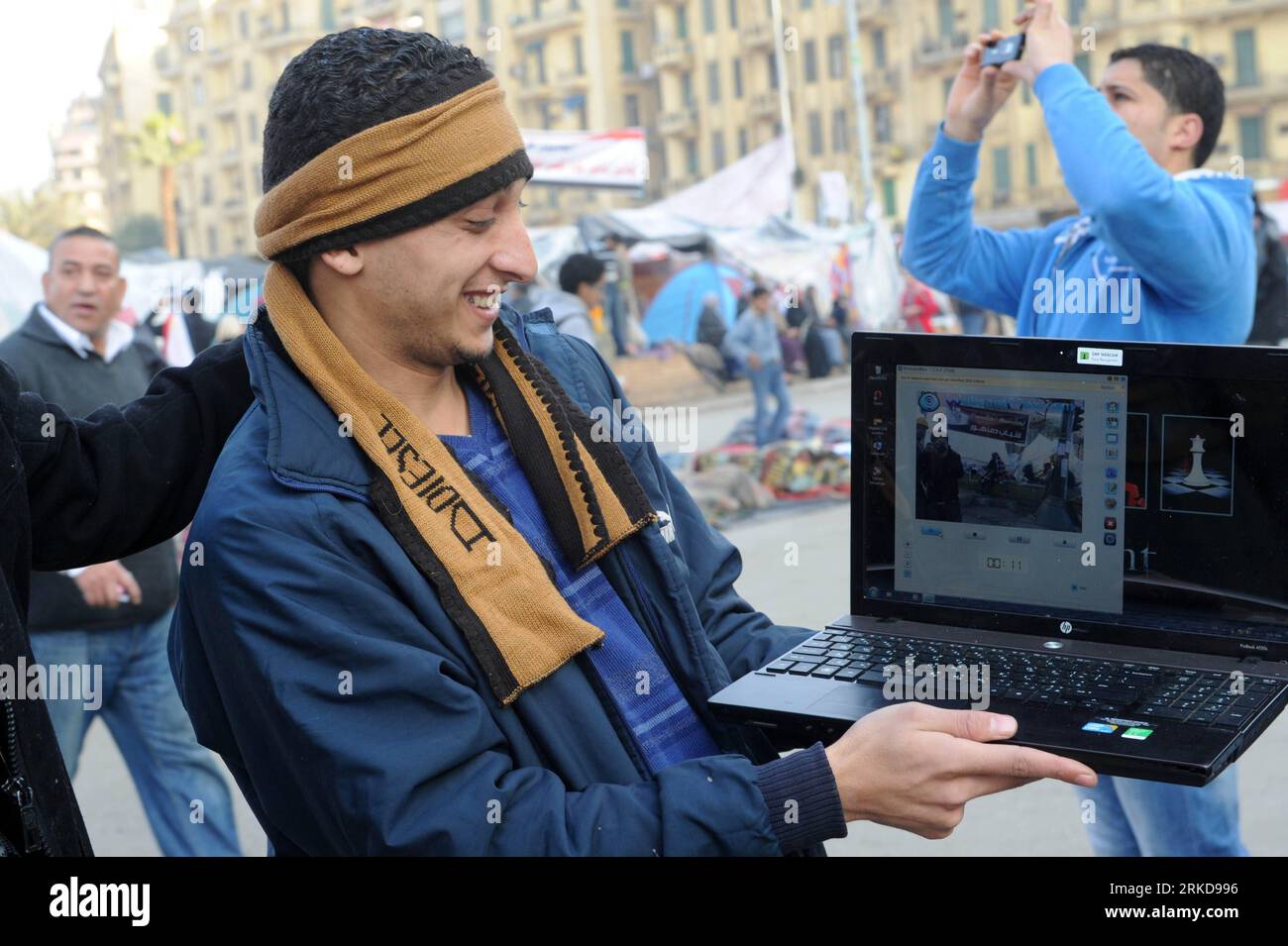 Bildnummer: 54890850  Datum: 09.02.2011  Copyright: imago/Xinhua (110209) -- CAIRO, Feb. 9, 2011 (Xinhua) -- A demonstrator utilizes his laptop s cam to film the conditions of the Liberation Square in Cairo, capital of Egypt, on Feb. 9, 2011. The anti-government demonstrations in Egypt have entered the third week. Egyptian Vice President Omar Suleiman said a committee had been formed to amend the Egypt s constitution to allow free and fair elections in September. (Xinhua/Jin Liangkuai) (lr) EGYPT-CAIRO-LIBERATION SQUARE-LIFE PUBLICATIONxNOTxINxCHN Gesellschaft Politik Aufstand Revolte Unruhen Stock Photo