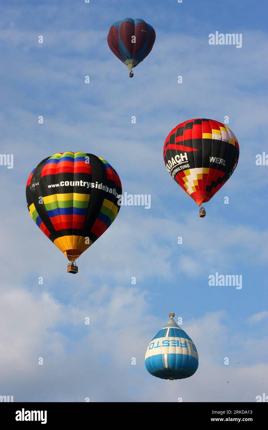 Bildnummer: 54893944  Datum: 10.02.2011  Copyright: imago/Xinhua MANILA, Feb. 10, 2011 (Xinhua) -- Colorful hot-air balloons including an upside-down shaped balloon, float in the sky during the 16th Philippine International Hot-Air Balloon Fiesta at the Clark Freeport Zone in Pampanga, north of Manila, the Philippines, Feb. 10, 2011. (Xinhua/Rouelle Umali) PHILIPPINES-16TH PHILIPPINE INTERNATIONAL HOT-AIR BALLOON FIESTA PUBLICATIONxNOTxINxCHN Heissluftballon Ballon Festival Ballonfestival kbdig xub 2011 hoch    Bildnummer 54893944 Date 10 02 2011 Copyright Imago XINHUA Manila Feb 10 2011 XINHU Stock Photo