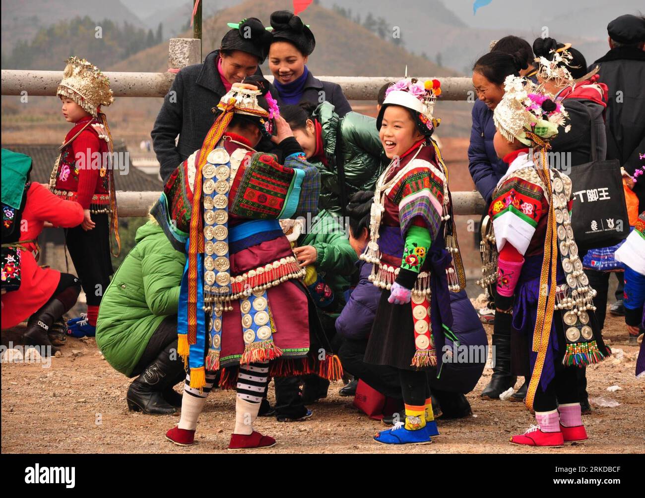 人気便利グッズ China ethnic group traditional dance hi-res stock 応援グッズ