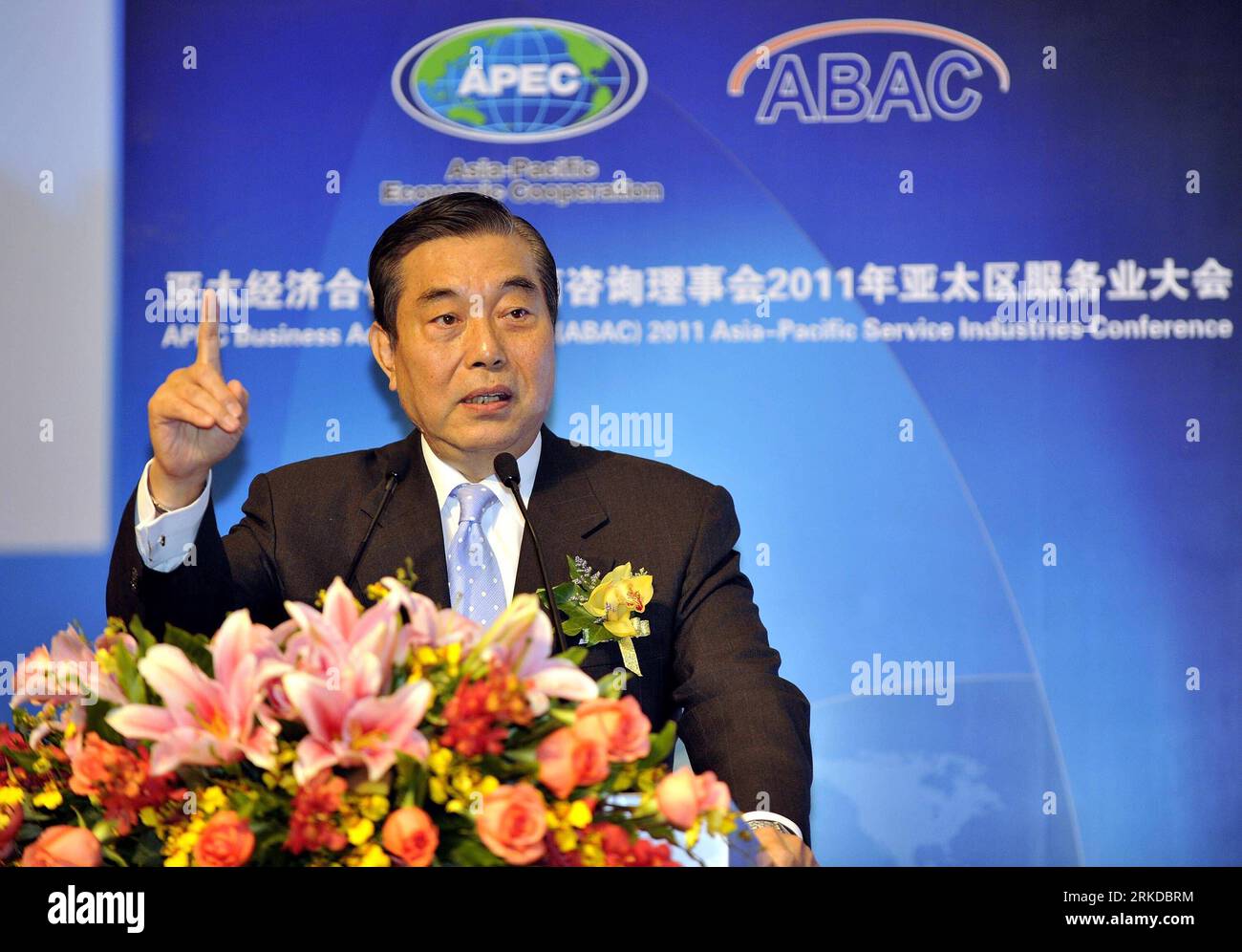 Bildnummer: 54906864  Datum: 14.02.2011  Copyright: imago/Xinhua (110214) -- GUANGZHOU, Feb. 14, 2011 (Xinhua) -- Dr. Chih-Kang Wang, chairman of Taipei World Trade Center Co., Ltd, delivers a speech at the Asia-Pacific Economic Cooperation (APEC) Business Advisory Council 2011 Asia-Pacific Service Industries Conference in Guangzhou, capital of south China s Guangdong Province, Feb. 14, 2011. Famous economists and scholars made speeches at the conference in Guangzhou Monday on the development of service industries in the Asia-Pacific region. (Xinhua/Liu Dawei) (zhs) CHINA-GUANGZHOU-CHINA-GUANG Stock Photo