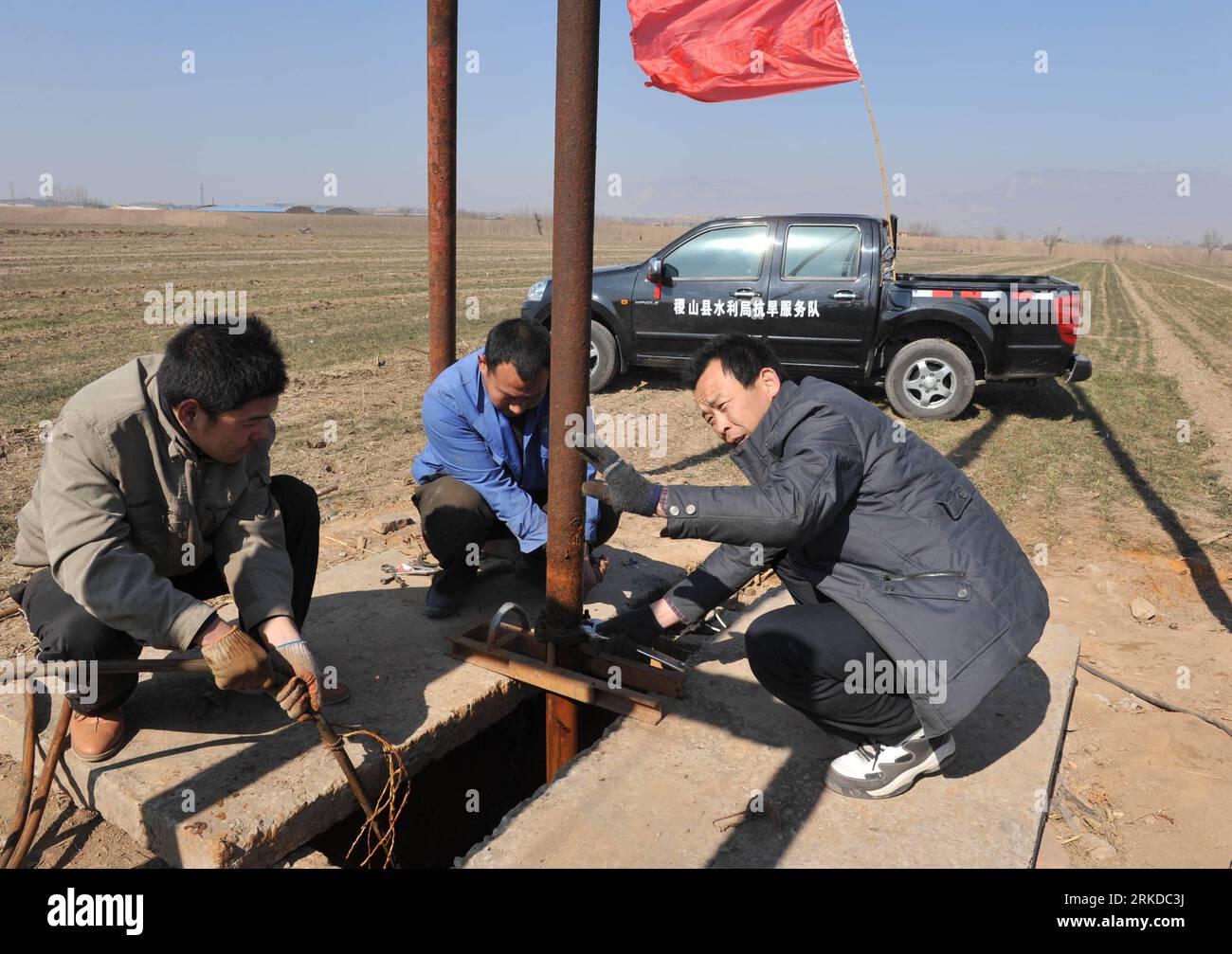Bildnummer: 54909030  Datum: 14.02.2011  Copyright: imago/Xinhua (110215) -- JISHAN, Feb. 15, 2011 (Xinhua) -- Technicians repair a motor-pumped well at Jishan County, north China s Shanxi Province, Feb. 14, 2011. The local government has dispatched eight technical support teams equipped with water pumps and tankers to help farms with their anti-drought fight during the spring farming season. (Xinhua/Li Lujian) (ljh) CHINA-SHANXI-ANTI-DROUGHT FIGHT-MOBILE PUMPS (CN) PUBLICATIONxNOTxINxCHN Wirtschaft Landwirtschaft Trockenheit Dürre kbdig xub 2011 quer o0 Wasser pumpen, Wasserpumpe    Bildnumme Stock Photo