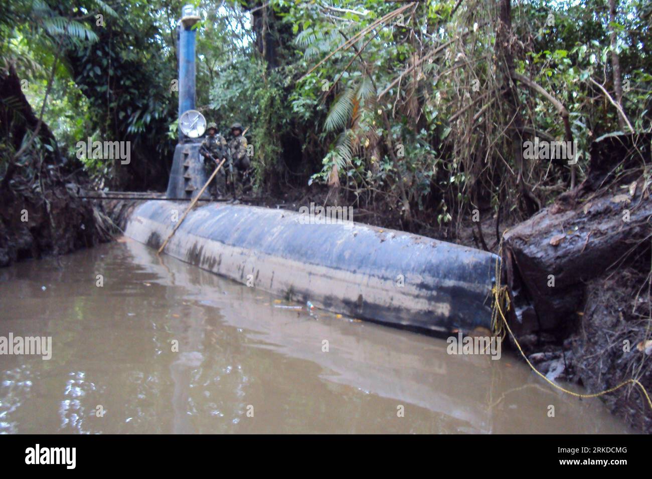 Bildnummer: 54917042 Datum: 14.02.2011 Copyright: imago/Xinhua (110216) -- TIMBIQUI, Feb. 16, 2011 (Xinhua) -- Colombian soldiers stand on top of a seized submarine built by drug smugglers in Timbiqui, Colombia, Feb. 14, 2011. Colombian authorities said the submersible craft was to be used to transport 8 tons of cocaine illegally into Mexico. (Xinhua/pool) (msq) COLOMBIA-DRUG-SUBMARINE PUBLICATIONxNOTxINxCHN Gesellschaft Kolumbien Drogen Schmuggel U Boot Uboot Objekte kbdig xcb 2011 quer o0 Beschlagnahme, Militär Bildnummer 54917042 Date 14 02 2011 Copyright Imago XINHUA TIMBIQUI Feb 16 Stock Photo