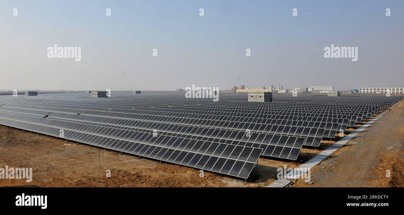 Bildnummer: 54917133  Datum: 15.02.2011  Copyright: imago/Xinhua (110216) -- DONGYING, Feb. 16, 2011 (Xinhua) -- The photo taken on Feb. 15, 2011 shows a solar plant in Dongying, east China s Shandong Province. The 7-megawatt photovoltaic plant has generated 1.24 million kilowatt hours of electricity since its inception on Dec. 29, 2010. (Xinhua/Liu Wenzhong) (ljh) CHINA-SHANDONG-DONGYING-SOLAR PLANT (CN) PUBLICATIONxNOTxINxCHN Wirtschaft Energie Sonnenenergie kbdig xcb 2011 quer o0 Solaranlage, Photovoltaik, Sonnenkollektoren, Totale, Versorger    Bildnummer 54917133 Date 15 02 2011 Copyright Stock Photo