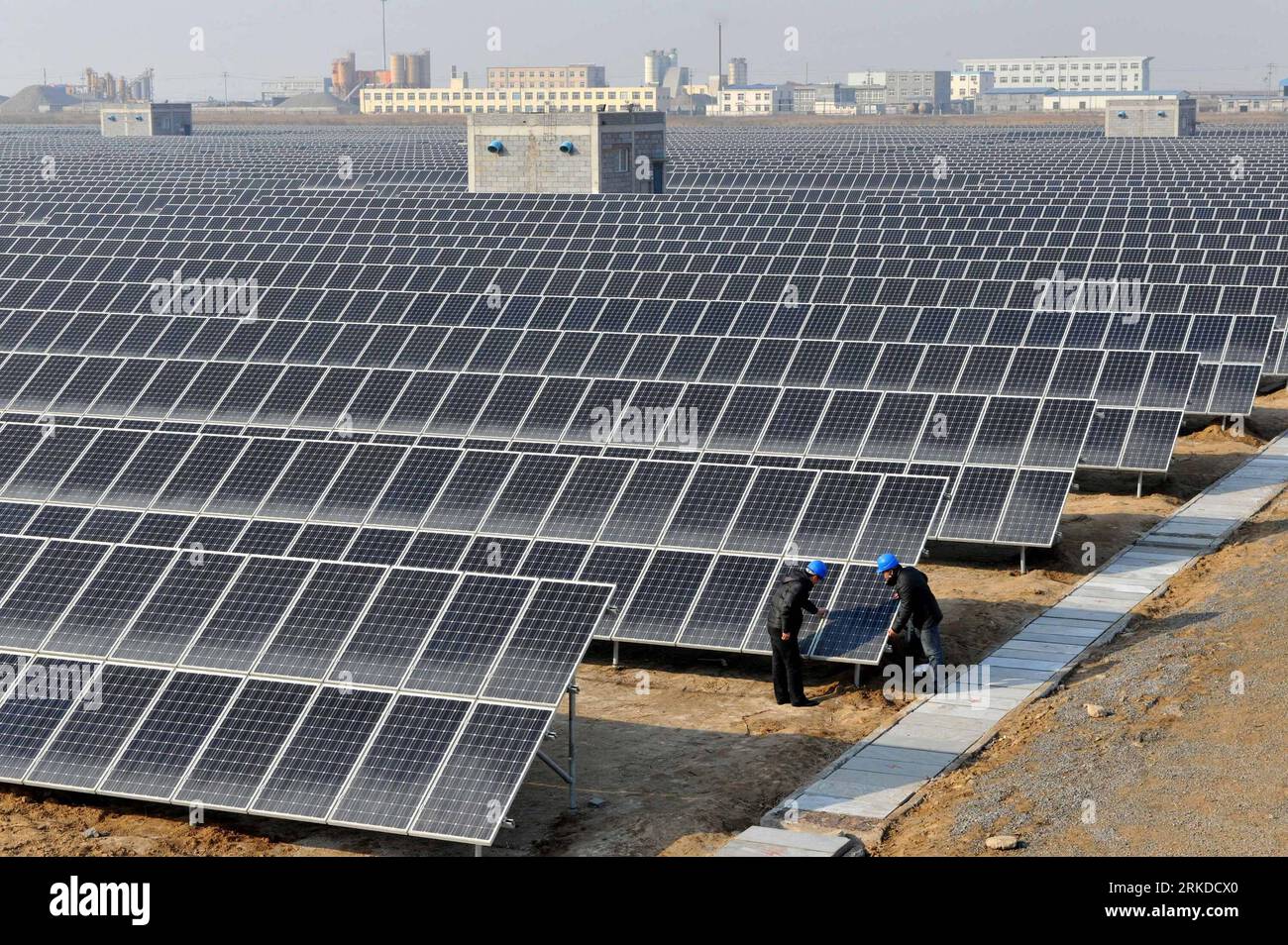 Bildnummer: 54917131  Datum: 15.02.2011  Copyright: imago/Xinhua (110216) -- DONGYING, Feb. 16, 2011 (Xinhua) -- The photo taken on Feb. 15, 2011 shows a solar plant in Dongying, east China s Shandong Province. The 7-megawatt photovoltaic plant has generated 1.24 million kilowatt hours of electricity since its inception on Dec. 29, 2010. (Xinhua/Liu Wenzhong) (ljh) CHINA-SHANDONG-DONGYING-SOLAR PLANT (CN) PUBLICATIONxNOTxINxCHN Wirtschaft Energie Sonnenenergie kbdig xcb 2011 quer o0 Solaranlage, Photovoltaik, Sonnenkollektoren, Totale, Versorger    Bildnummer 54917131 Date 15 02 2011 Copyright Stock Photo