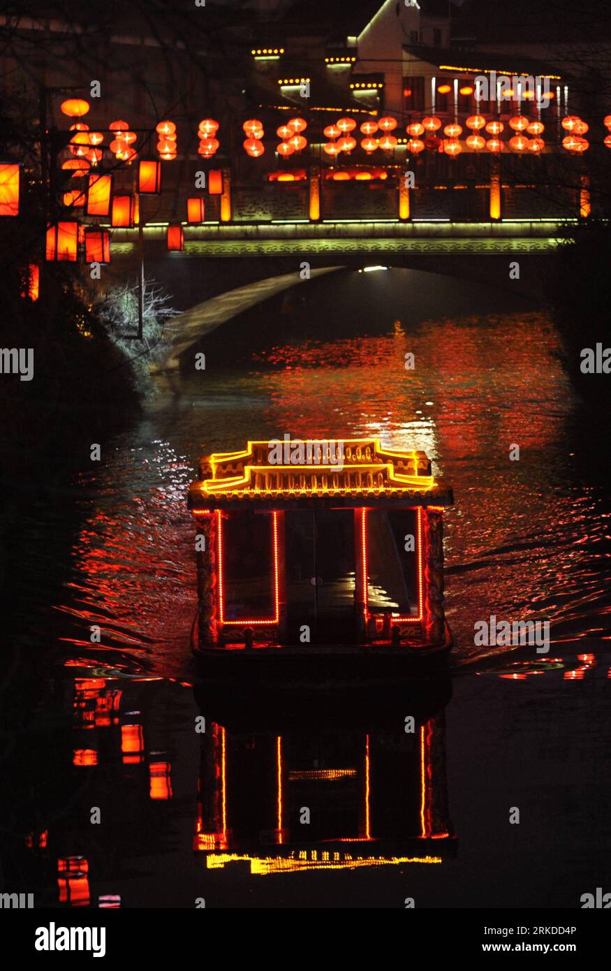 Bildnummer: 54919492  Datum: 16.02.2011  Copyright: imago/Xinhua (110217) -- NANJING, Feb. 17, 2011 (Xinhua) -- A lantern boat sails on the glinting Qinhuai River during the annual lantern carnival in Nanjing, capital of east China s Jiangsu Province, Feb. 16, 2011. The Lantern Festival, which officially ends the Lunar New Year celebrations, arrives on Thursday. (Xinhua/Yang Lei) (ljh) CHINA-LANTERN FESTIVAL-CELEBRATIONS (CN) PUBLICATIONxNOTxINxCHN Gesellschaft Kultur Laternen Laternenfest kbdig xsk 2011 hoch  o0 Restlicht, Nacht, Totale, Boot, Laternenboot    Bildnummer 54919492 Date 16 02 20 Stock Photo