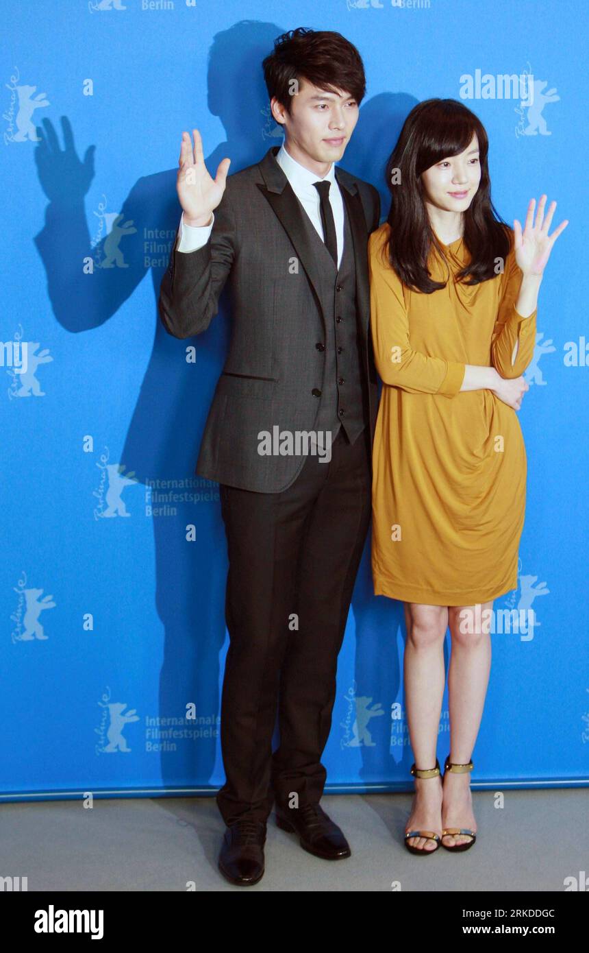 Bildnummer: 54921436  Datum: 17.02.2011  Copyright: imago/Xinhua (110217) -- BERLIN, Feb. 17, 2011 (Xinhua) -- South Korean actor Hyun Bin (L) and actress Lim Soo-jung arrive for a press conference for the film Come Rain, Come Shine by South Korean director Yoon-ki Lee during the Berlin Film Festival, on Feb. 17, 2011. The 61st Berlin Film Festival will be held from Feb. 10 to Feb. 20 with the screening of about 400 films from 58 countries. (Xinhua/Luo Huanhuan) (zcc) GERMANY-BERLIN-FILM FESTIVAL PUBLICATIONxNOTxINxCHN Kultur Entertainment People Film 61. Internationale Filmfestspiele Berlinal Stock Photo