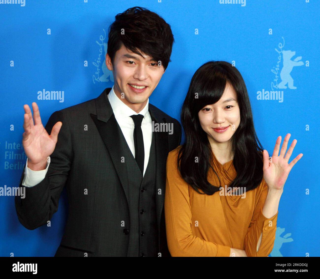 Bildnummer: 54921437  Datum: 17.02.2011  Copyright: imago/Xinhua (110217) -- BERLIN, Feb. 17, 2011 (Xinhua) -- South Korean actor Hyun Bin (L) and actress Lim Soo-jung arrive for a press conference for the film Come Rain, Come Shine by South Korean director Yoon-ki Lee during the Berlin Film Festival, on Feb. 17, 2011. The 61st Berlin Film Festival will be held from Feb. 10 to Feb. 20 with the screening of about 400 films from 58 countries. (Xinhua/Luo Huanhuan) (zcc) GERMANY-BERLIN-FILM FESTIVAL PUBLICATIONxNOTxINxCHN Kultur Entertainment People Film 61. Internationale Filmfestspiele Berlinal Stock Photo
