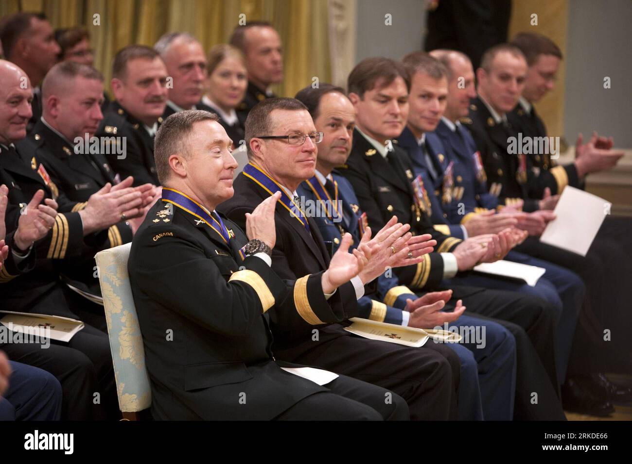 Bildnummer: 54926647  Datum: 18.02.2011  Copyright: imago/Xinhua (110219) -- OTTAWA, Feb. 19, 2011 (Xinhua) -- Attendees clap during an Order of Military Merit Investiture ceremony at Rideau Hall in Ottawa, Ontario, Canada, on Feb. 18, 2011. On behalf of the Queen of Canada, Canada s Governor invests 56 individuals into the Order of Military Merit on Friday. The order of merit was created to recognize meritorious service and devotion to duty by members of the Canadian Forces, either regular or reserve personnel. (Xinhua/Christopher Pike) (msq) CANADA-ORDER OF MILITARY MERIT PUBLICATIONxNOTxINx Stock Photo