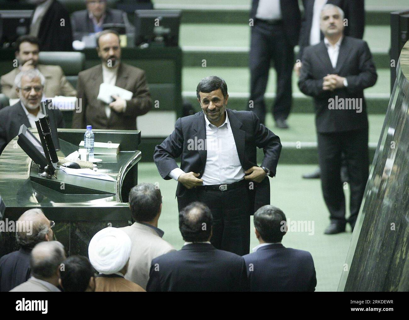 Bildnummer: 54930489  Datum: 20.02.2011  Copyright: imago/Xinhua (110220) -- TEHRAN, Feb. 20, 2011 (Xinhua) -- Iranian President Mahmoud Ahmadinejad talks with lawmakers in the Majlis (Parliament) in Tehran, Iran, Feb. 20, 2011. Ahmadinejad submitted a 1,769-trillion-rial (nearly 180 billion dollars) budget bill for the upcoming fiscal year to the Parliament on sunday.(Xinhua/Ahmad Halabisaz)(zl) IRAN-TEHERAN-AHMADINEJAD-BUDGET BILL PUBLICATIONxNOTxINxCHN People Politik kbdig xkg 2011 quer premiumd     Bildnummer 54930489 Date 20 02 2011 Copyright Imago XINHUA  TEHRAN Feb 20 2011 XINHUA Irania Stock Photo