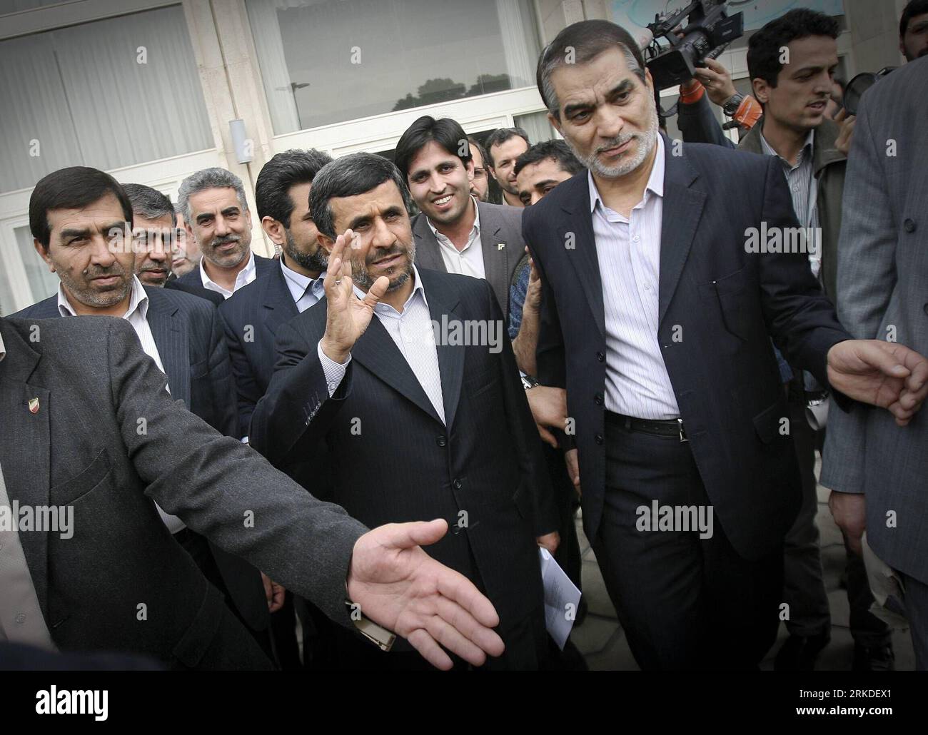 Bildnummer: 54930488  Datum: 20.02.2011  Copyright: imago/Xinhua (110220) -- TEHRAN, Feb. 20, 2011 (Xinhua) -- Iranian President Mahmoud Ahmadinejad waves to the media as he leaves the Majlis (Parliament) in Tehran, Iran, Feb. 20, 2011. Ahmadinejad submitted a 1,769-trillion-rial (nearly 180 billion dollars) budget bill for the upcoming fiscal year to the Parliament on sunday.(Xinhua/Ahmad Halabisaz)(zl) IRAN-TEHERAN-AHMADINEJAD-BUDGET BILL PUBLICATIONxNOTxINxCHN People Politik kbdig xkg 2011 quer     Bildnummer 54930488 Date 20 02 2011 Copyright Imago XINHUA  TEHRAN Feb 20 2011 XINHUA Iranian Stock Photo