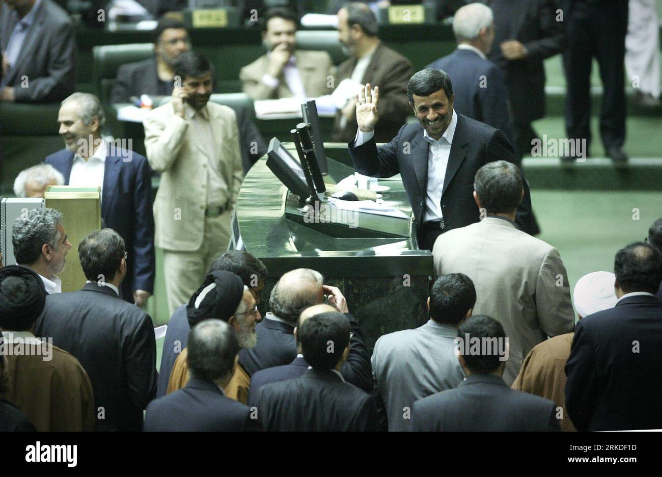 Bildnummer: 54930493  Datum: 20.02.2011  Copyright: imago/Xinhua (110220) -- TEHRAN, Feb. 20, 2011 (Xinhua) -- Iranian President Mahmoud Ahmadinejad talks with lawmakers in the Majlis (Parliament) in Tehran, Iran, Feb. 20, 2011. Ahmadinejad submitted a 1,769-trillion-rial (nearly 180 billion dollars) budget bill for the upcoming fiscal year to the Parliament on sunday.(Xinhua/Ahmad Halabisaz)(zl) IRAN-TEHERAN-AHMADINEJAD-BUDGET BILL PUBLICATIONxNOTxINxCHN People Politik kbdig xkg 2011 quer premiumd     Bildnummer 54930493 Date 20 02 2011 Copyright Imago XINHUA  TEHRAN Feb 20 2011 XINHUA Irania Stock Photo