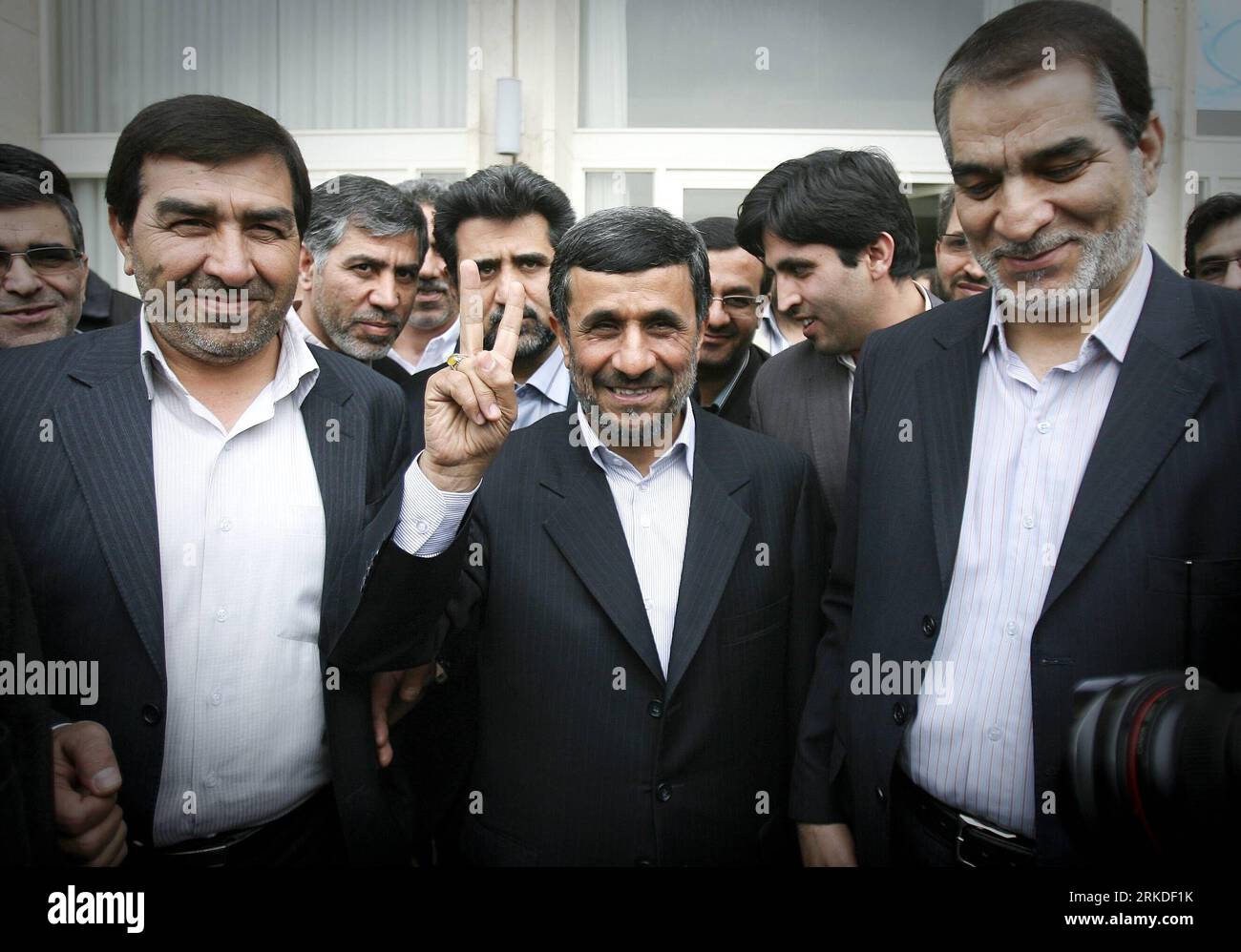 Bildnummer: 54930495  Datum: 20.02.2011  Copyright: imago/Xinhua (110220) -- TEHRAN, Feb. 20, 2011 (Xinhua) -- Iranian President Mahmoud Ahmadinejad makes a victory sign as he leaves the Majlis (Parliament) in Tehran, Iran, Feb. 20, 2011. Ahmadinejad submitted a 1,769-trillion-rial (nearly 180 billion dollars) budget bill for the upcoming fiscal year to the Parliament on sunday.(Xinhua/Ahmad Halabisaz)(zl) IRAN-TEHERAN-AHMADINEJAD-BUDGET BILL PUBLICATIONxNOTxINxCHN People Politik kbdig xkg 2011 quer premiumd     Bildnummer 54930495 Date 20 02 2011 Copyright Imago XINHUA  TEHRAN Feb 20 2011 XIN Stock Photo