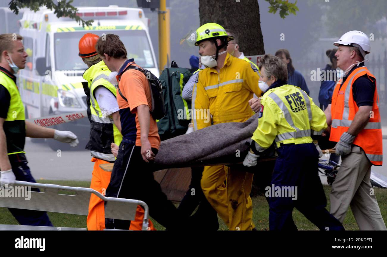 Bildnummer: 54942513  Datum: 22.02.2011  Copyright: imago/Xinhua (110222) -- CHRISTCHURCH, Feb. 22, 2011 (Xinhua) -- Rescuers take a victim dug out from a collapsed multi level office block to the triage centre set up in Latimer Square after the earthquake in Christchurch, New Zealand, Feb. 22, 2011. A powerful 6.3 magnitude earthquake hit New Zealand South Island city of Christchurch for the second time in less than six months. Sixty-five are known to have died in the quake on Tuesday and that number is expected to climb. (Xinhua/NZPA/David Wethey) (lmz) NEW ZEALAND-CHRISTCHURCH-QUAKE PUBLICA Stock Photo