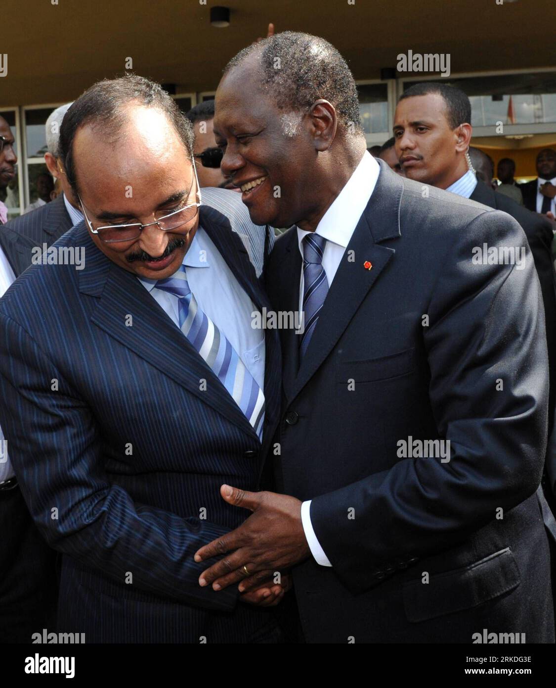 Bildnummer: 54943545  Datum: 22.02.2011  Copyright: imago/Xinhua (110222) -- ABIDJAN, Feb. 22, 2011 (Xinhua) -- Alassane Ouattara (R Front) sees Mauritanian President Mohamed Ould Abdel Aziz off in front of the Golf Hotel in Abidjan, Cote d Ivoire s economic capital, Feb. 22, 2011. The African Union (AU) panel of presidents met AlassanexOuattara at the Golf Hotel where he is still holed up. Both xGbagbox and xOuattarax have claimed the presidency since the election. The international community including the United Nations and the African Union recognizes xOuattarax as the president-elect. (Xin Stock Photo