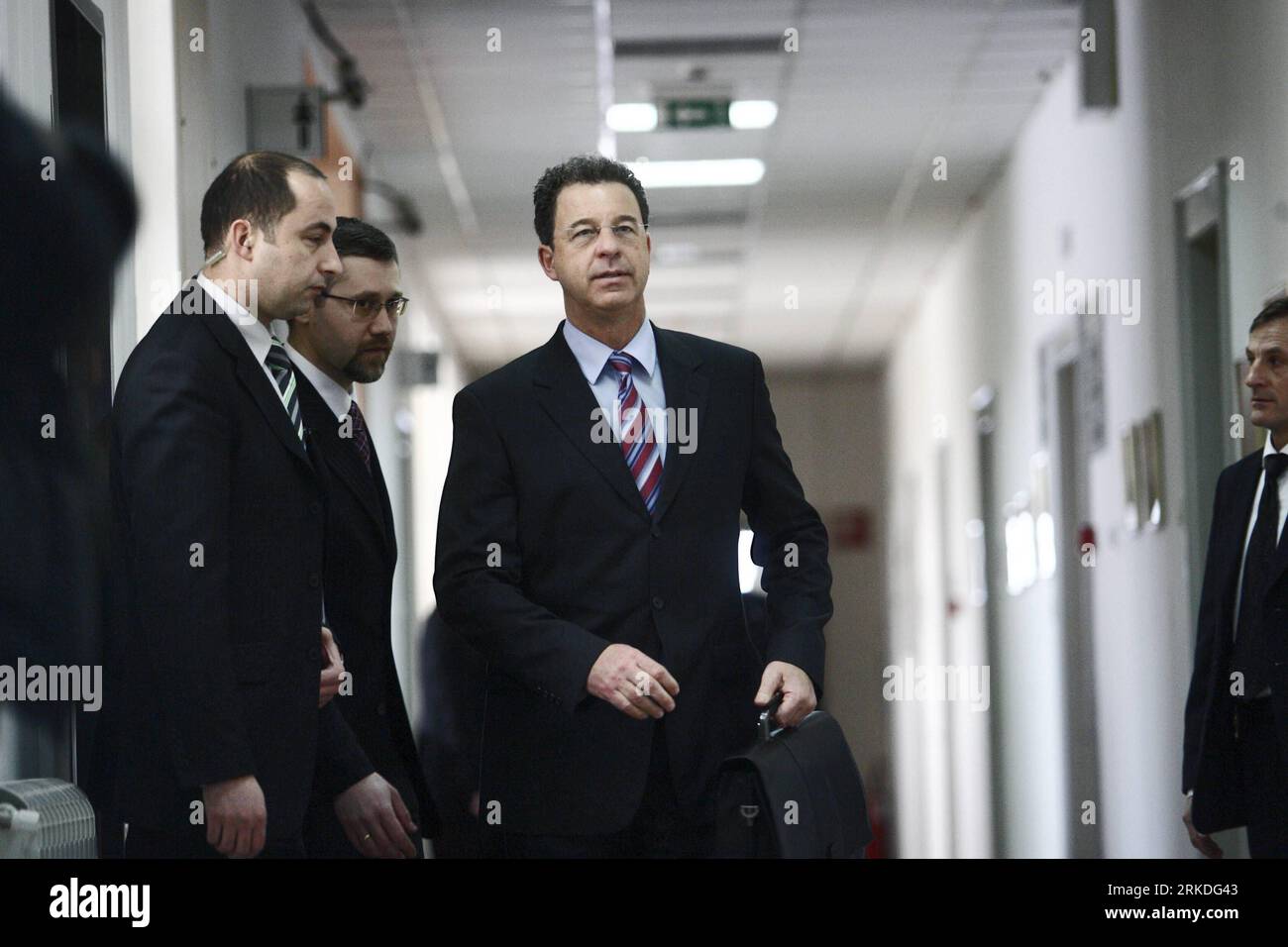 Bildnummer: 54943537  Datum: 22.02.2011  Copyright: imago/Xinhua (110222) -- BELGRADE, Feb. 22, 2011 (Xinhua) -- Serge Brammertz (C), chief prosecutor of the International Criminal Tribunal for the former Yugoslavia (ICTY), comes to Special Court before meeting with Serbian war crimes prosecutor VladimirxVukcevic in Belgrade, Serbia, Feb. 22, 2011. Brammertz arrived here to talk about operational questions to hunt down fugitive general Ratko Mladic and Goran Hadzic. (Xinhua/Marko Rupena) (wjd) SERBIA-UN CHIEF PROSECUTOR-MEETING PUBLICATIONxNOTxINxCHN Politik People Gesellschaft Justiz Chefankl Stock Photo