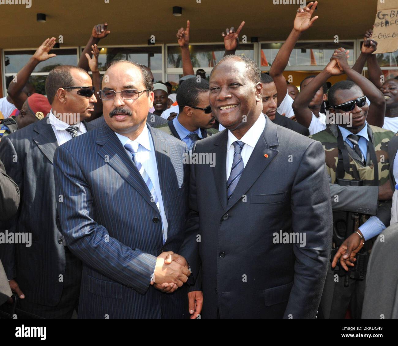 Bildnummer: 54943547  Datum: 22.02.2011  Copyright: imago/Xinhua (110222) -- ABIDJAN, Feb. 22, 2011 (Xinhua) -- Alassane Ouattara (R Front) shakes hands with Mauritanian President Mohamed Ould Abdel Aziz in front of the Golf Hotel in Abidjan, Cote d Ivoire s economic capital, Feb. 22, 2011. The African Union (AU) panel of presidents met AlassanexOuattara at the Golf Hotel where he is still holed up. Both xGbagbox and xOuattarax have claimed the presidency since the election. The international community including the United Nations and the African Union recognizes xOuattarax as the president-el Stock Photo