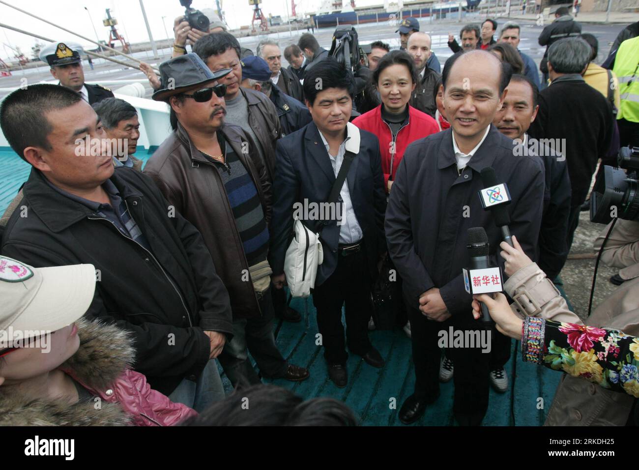 Bildnummer: 54948491  Datum: 24.02.2011  Copyright: imago/Xinhua (110224) -- CRETE, Feb. 24, 2011, Xinhua -- Chinese ambassador to Greece Luo Linquan (R) talks to Chinese nationals evacuated from Libya at the port of Heraklion, in the southern Greek island of Crete, Feb. 24, 2011. More than 4,100 Chinese nationals on two Greek merchant vessels chartered by the Chinese government arrived here Thursday from Libya s Benghazi. (Xinhua/Marios Lolos) GREECE-CHINA-LIBYA-EVACUEES-VESSELS-ARRIVAL PUBLICATIONxNOTxINxCHN Politik premiumd kbdig xkg 2011 quer   o0  People    Bildnummer 54948491 Date 24 02 Stock Photo