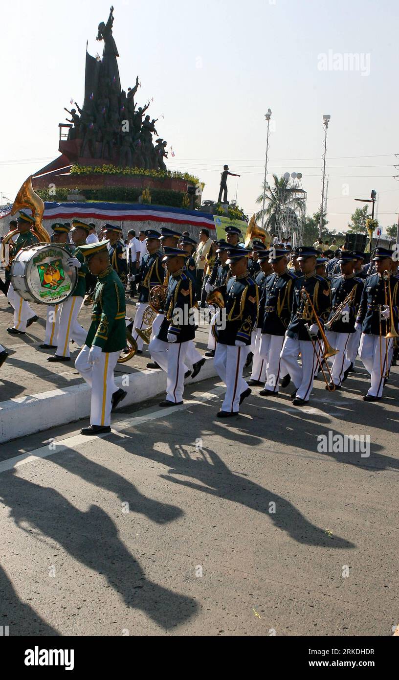 Bildnummer: 54954954  Datum: 25.02.2011  Copyright: imago/Xinhua (110225) -- MANILA, Feb. 25, 2011 (Xinhua) -- Bands from the Philippine Army march in front of the Power Monument as they celebrate the 25th anniversary of the Power Revolution in Quezon City, north of Manila, the Philippines, Feb. 25, 2011. Exactly 25 years ago on February 25, 1986, the bloodless 4-day power revolution ousted the late dictator Ferdinand Marcos and was replaced by the late President Corazon Aquino, the mother of current President Benigno Aquino III. (Xinhua/Rouelle Umali)(ypf) PHILIPPINES-PEOPLE POWER REVOLUTION- Stock Photo