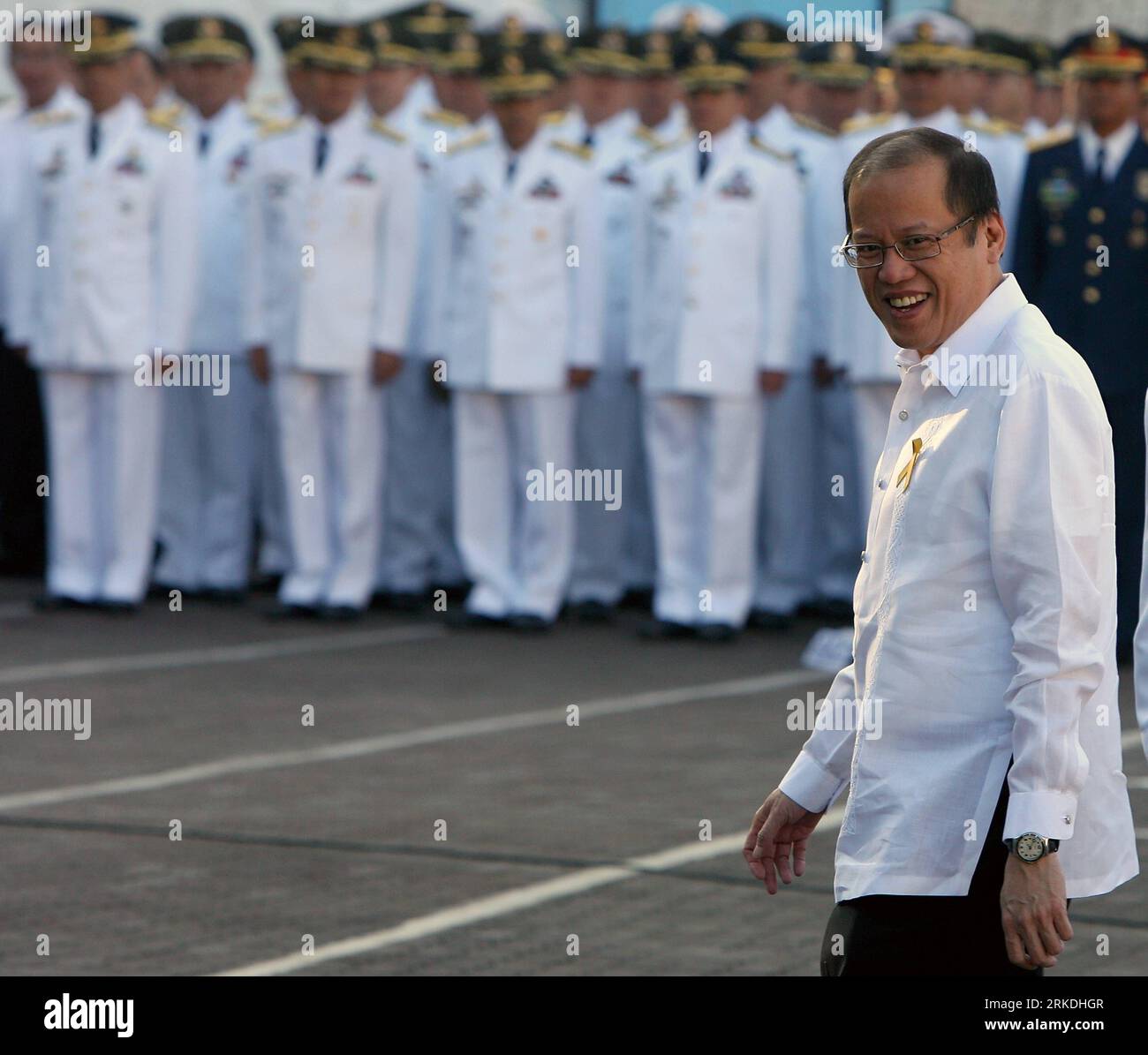 Bildnummer: 54955016  Datum: 25.02.2011  Copyright: imago/Xinhua (110225) -- MANILA, Feb. 25, 2011 (Xinhua) -- Philippine President Benigno Noynoy Aquino III smiles as he walks in front of military officers as they celebrate the 25th anniversary of the Power Revolution in Quezon City, north of Manila, the Philippines, Feb. 25, 2011. Exactly 25 years ago on February 25, 1986, the bloodless 4-day power revolution ousted the late dictator Ferdinand Marcos and was replaced by the late President Corazon Aquino, the mother of current President Benigno Aquino III. (Xinhua/Rouelle Umali)(ypf) PHILIPPI Stock Photo