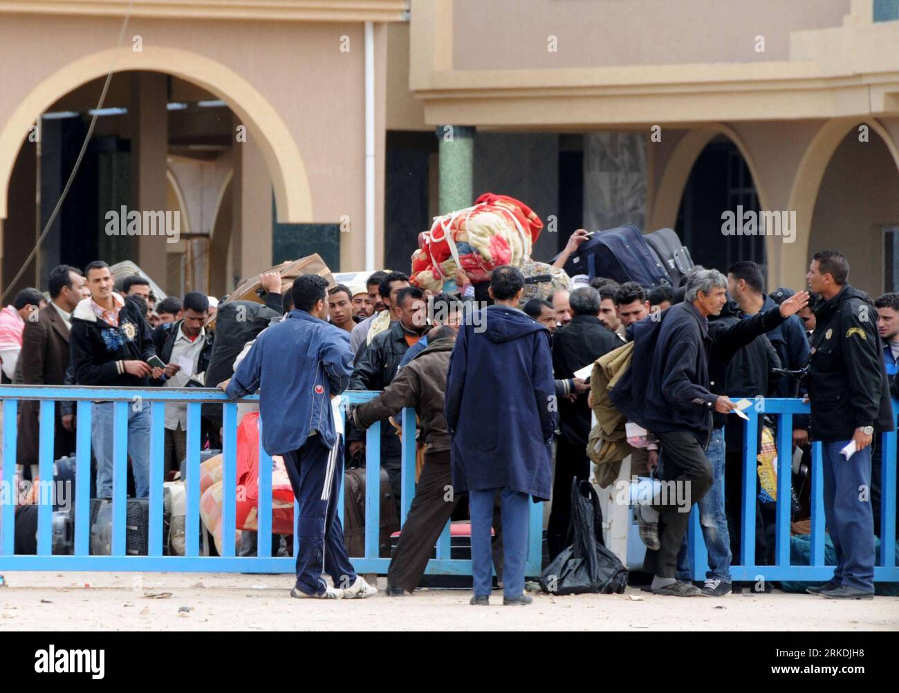 Bildnummer: 54959226  Datum: 25.02.2011  Copyright: imago/Xinhua (110226) -- RAS EL JEDIR, Feb. 26, 2011 (Xinhua) -- Evacuators gather at the Ras El Jedir cross point in Tunisia, Feb. 25, 2011. Thousands of fleeing the violence and insecurity in neighboring Libya crossed the Tunisian border at the Ras El Jedir cross point some 600 km south of the capital. At least 5,000 evacuators entered Tunisia on Friday. (Xinhua/Kang Xinwen) (lyi) TUNISIA-RAS EL JEDIR-LIBYA-EVACUATORS PUBLICATIONxNOTxINxCHN Gesellschaft Politik Evakuierung kbdig xsk 2011 quer  o0 Evakuieren Ausländer    Bildnummer 54959226 Stock Photo