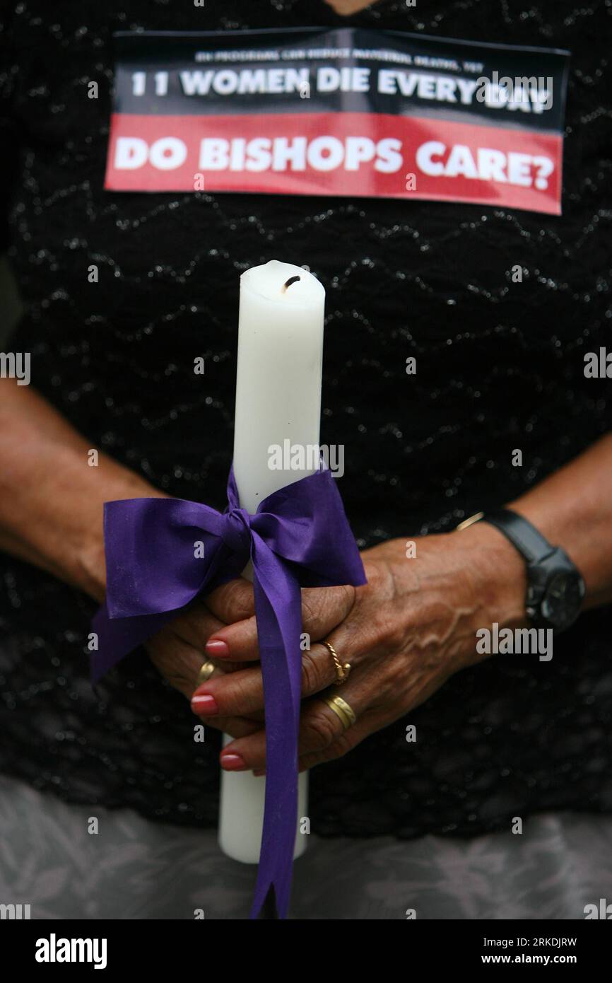 Bildnummer: 54960099  Datum: 27.02.2011  Copyright: imago/Xinhua MANILA, Feb. 27, 2011 (Xinhua) -- A woman holds a candle to show her support on the Reproductive Health Bill (RH Bill) in Manila, the Philippines, Feb. 27, 2011. The activists marched to the Catholic Bishops Conference if the Philippines (CBCP) to call on the bishops to support the immediate passage of the RH Bill into law as they demand an end to the maternal deaths. (Xinhua/Rouelle Umali) (xhn) PHILIPPINES-MANILA-REPRODUCTIVE HEALTH BILL-RALLY PUBLICATIONxNOTxINxCHN Gesellschaft kbdig xsk 2011 hoch o0 Demo Protest Körperteile H Stock Photo