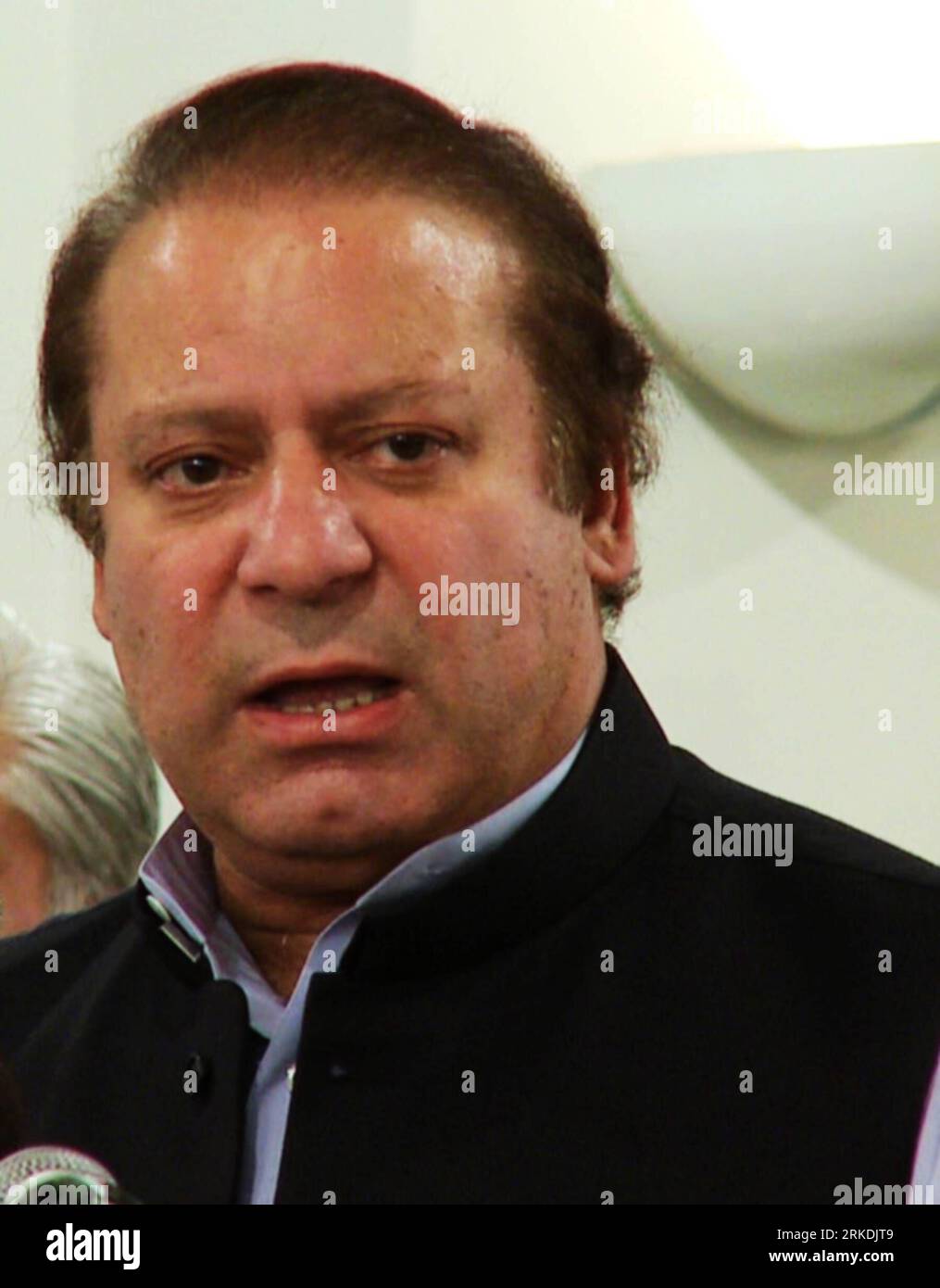 Bildnummer: 54959301  Datum: 25.02.2011  Copyright: imago/Xinhua (110225) -- ISLAMABAD, Feb. 25, 2011 (Xinhua) -- Pakistan s former prime minister and opposition leader Nawaz Sharif speaks during a news conference in Islamabad, Pakistan, on Feb. 25, 2011. Pakistan s largest opposition party ended its coalition with the party of President Asif Ali Zardari in the country s most populous province, dealing a blow to the national government. (Xinhua/Zeeshan Niazi) (xhn) PAKISTAN-ISLAMABAD-POLITICS PUBLICATIONxNOTxINxCHN People Politik Porträt kbdig xo0x xsk 2011 hoch     Bildnummer 54959301 Date 25 Stock Photo