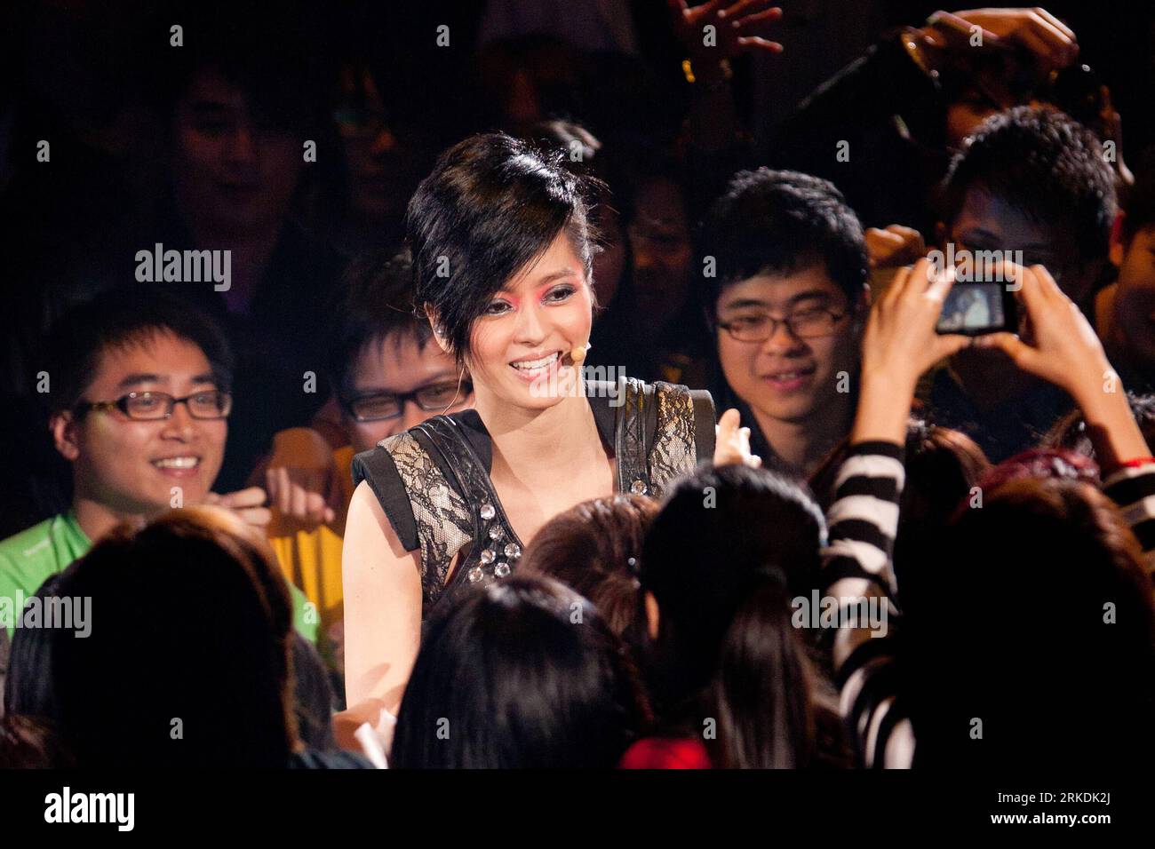 Bildnummer: 54960201  Datum: 27.02.2011  Copyright: imago/Xinhua (110227) -- HONG KONG, Feb. 27, 2011 (Xinhua) -- Hong Kong singer Gigi Leung is surrounded by fans during her concert in Hong Kong, south China, Feb. 26, 2011. Gigi started her two-day concert in Hong Kong Coliseum Saturday night. (Xinhua/Su Qingcai) (lb) #CHINA-HONG KONG-GIGI LEUNG-CONCERT (CN) PUBLICATIONxNOTxINxCHN People Kultur Musik Aktion premiumd kbdig xo0x xsk 2011 quer     Bildnummer 54960201 Date 27 02 2011 Copyright Imago XINHUA  Hong Kong Feb 27 2011 XINHUA Hong Kong Singer Gigi Leung IS surrounded by supporters durin Stock Photo