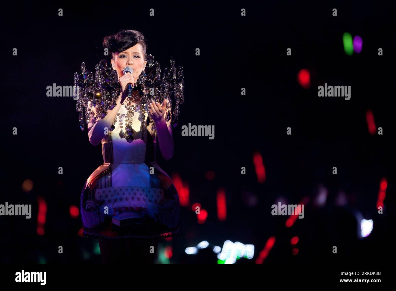 Bildnummer: 54960204  Datum: 27.02.2011  Copyright: imago/Xinhua (110227) -- HONG KONG, Feb. 27, 2011 (Xinhua) -- Hong Kong singer Gigi Leung sings during her concert in Hong Kong, south China, Feb. 26, 2011. Gigi started her two-day concert in Hong Kong Coliseum Saturday night. (Xinhua/Su Qingcai) (lb) #CHINA-HONG KONG-GIGI LEUNG-CONCERT (CN) PUBLICATIONxNOTxINxCHN People Kultur Musik Aktion premiumd kbdig xo0x xsk 2011 quer     Bildnummer 54960204 Date 27 02 2011 Copyright Imago XINHUA  Hong Kong Feb 27 2011 XINHUA Hong Kong Singer Gigi Leung Sings during her Concert in Hong Kong South China Stock Photo