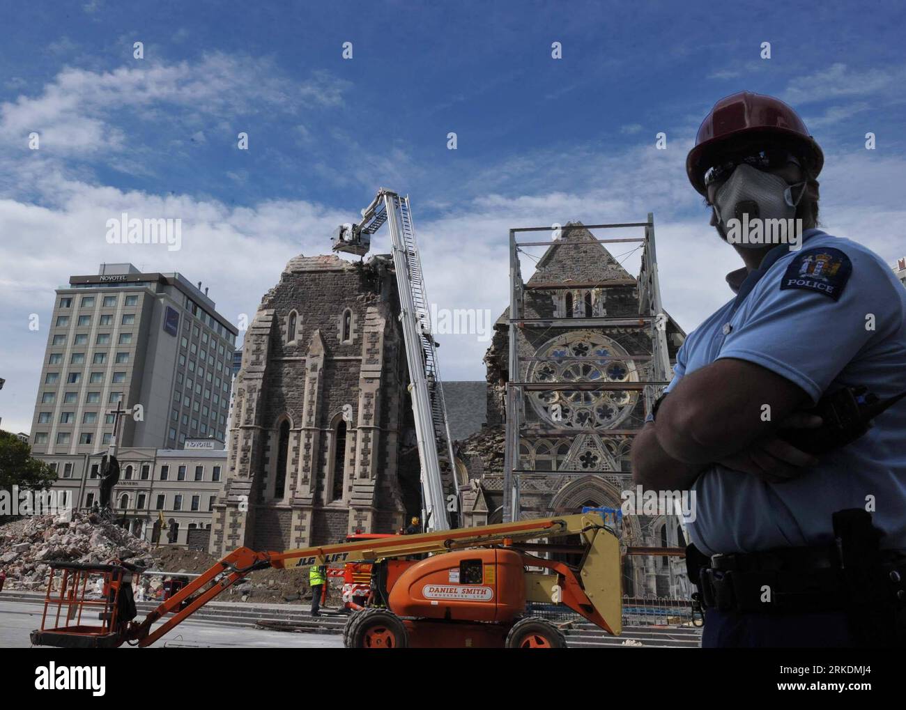 110302 -- CHRISTCHURCH, March 2, 2011 Xinhua -- A policeman with face mask stand near a damaged church in Christchurch, New Zealand, March 2, 2011. The death toll from the Feb. 22 devastating 6.3 Christchurch earthquake has risen to 160, New Zealand police said on Wednesday. Xinhua/Li Qiuchan jl NEW ZEALAND-QUAKE-DEATH TOLL-RISE PUBLICATIONxNOTxINxCHN Stock Photo
