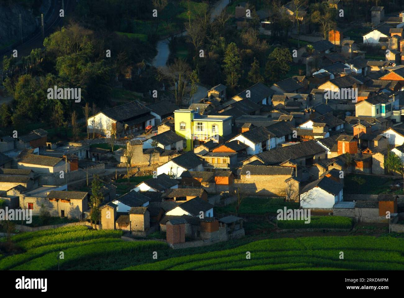 Bildnummer: 54970525  Datum: 28.02.2011  Copyright: imago/Xinhua (110301) -- LUOPING, March 1, 2011 (Xinhua) -- Photo taken on Feb. 28, 2011 shows a village located among blooming cole field in Luoping, southwest China s Yunnan Province. The cole flowers in Luoping entered the blossom season recently. (Xinhua/Mao Hong) (zgp)  CHINA-YUNNAN-LUOPING-KARST-SPRING SCENERY (CN) PUBLICATIONxNOTxINxCHN Reisen kbdig xkg 2011 quer o0 Landschaft, Totale, Perspektive, Vogelperspektive, Luftaufnahme,    Bildnummer 54970525 Date 28 02 2011 Copyright Imago XINHUA  Luoping March 1 2011 XINHUA Photo Taken ON F Stock Photo