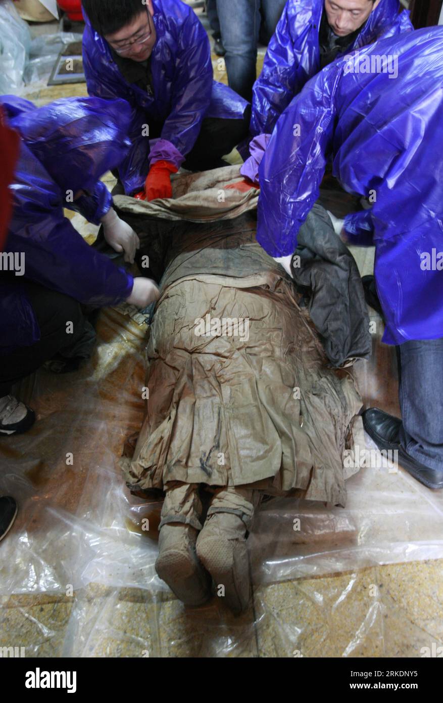 Bildnummer: 54980692  Datum: 01.03.2011  Copyright: imago/Xinhua (110304) -- TAIZHOU, March 4, 2011 (Xinhua) -- Museum staff members clean up an unrotten female corpse of the Ming dynasty (1368-1644) unearthed in Taizhou of east China s Jiangsu Province, March 3, 2011. The well-preserved female corpse was found on March 1 in one of the three Ming dyansty coffins excavated in Taizhou on Feb. 28. The 1.5 meter-long stiff corpse, tightly wrapped in cerecloth, quilt and clothes, has complete skin and clearly recognizable facial features, hair and even eyelashes. After more cleanup work on Thursday Stock Photo